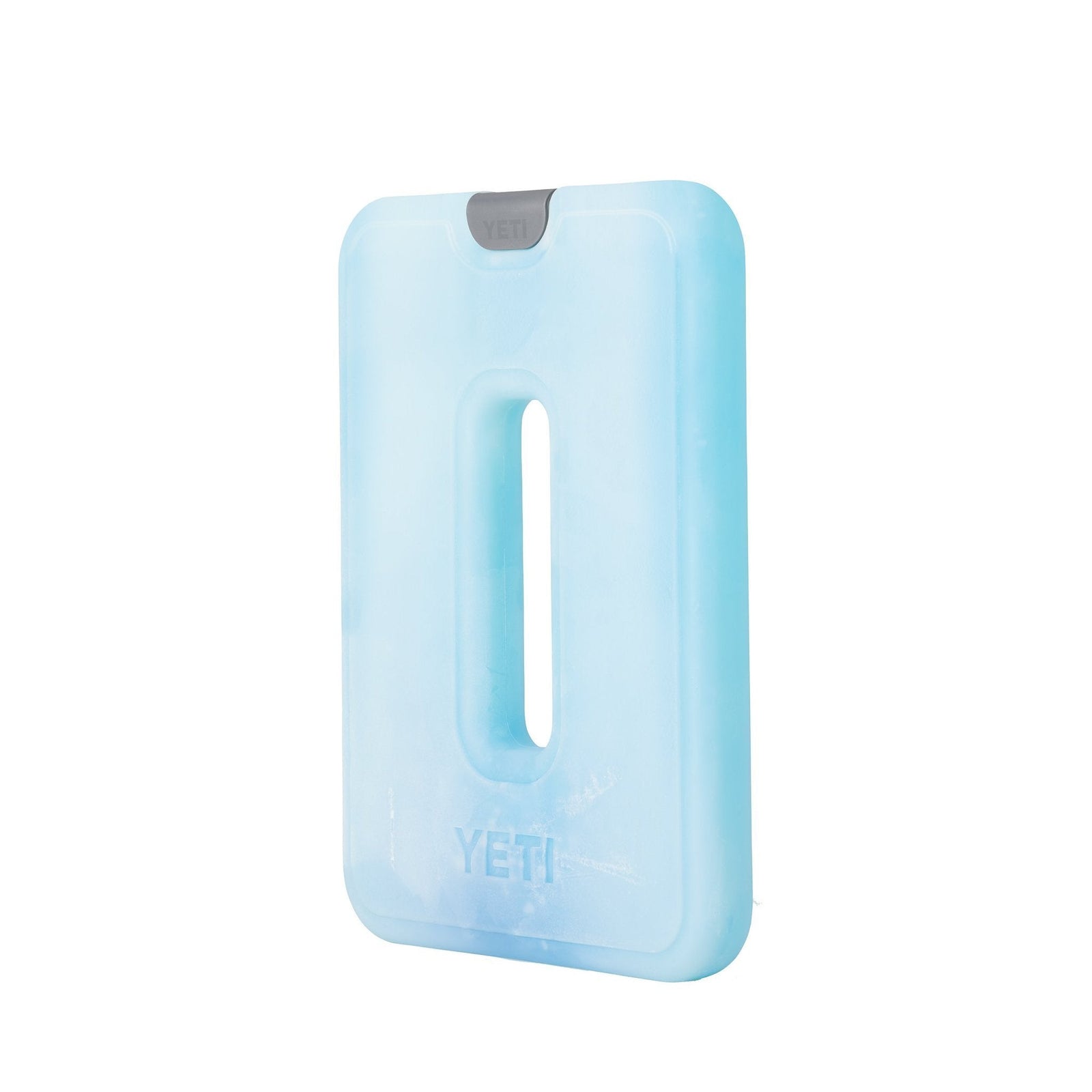 Die YETI® Kühlakku Ice Sheet Large zeichnet sich durch ein schlankes, durchscheinendes hellblaues Design mit einem Griffausschnitt in der Mitte und einem grauen YETI-Markendeckel aus - ideal für Kühltaschen; dargestellt auf weißem Hintergrund.