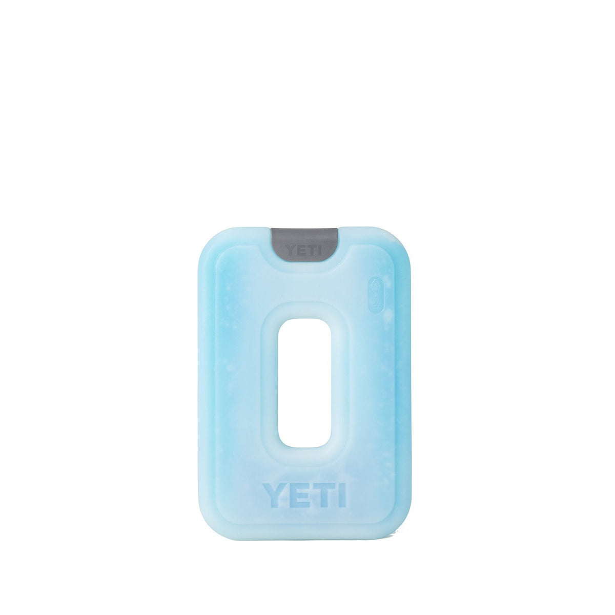 Ein hellblaues, rechteckiges YETI® Kühlakku Ice Sheet Medium mit abgerundeten Kanten und einem großen ovalen Ausschnitt in der Mitte steht aufrecht auf weißem Hintergrund - ideal, um Ihre Kühltasche unterwegs kühl zu halten.