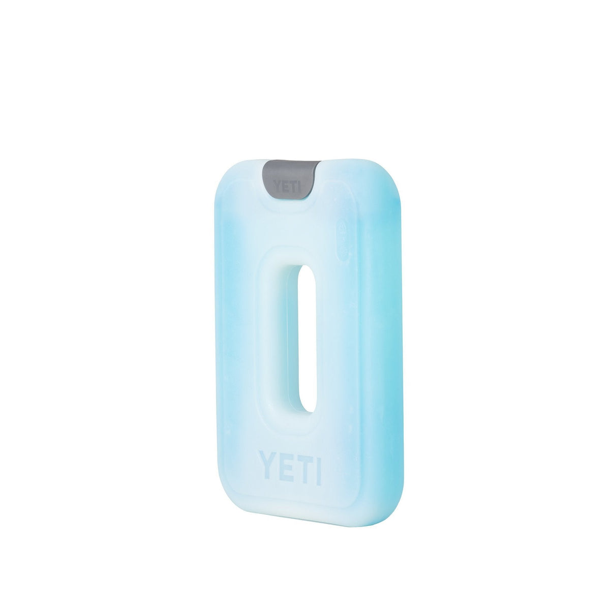 Der YETI® Kühlakku Ice Sheet Medium ist ein rechteckiger, hellblauer Eisbeutel mit einem zentralen Griffausschnitt und einer grauen Kappe, der aufrecht vor einem weißen Hintergrund steht - ideal, um den Inhalt Ihrer Kühlbox kühl zu halten.