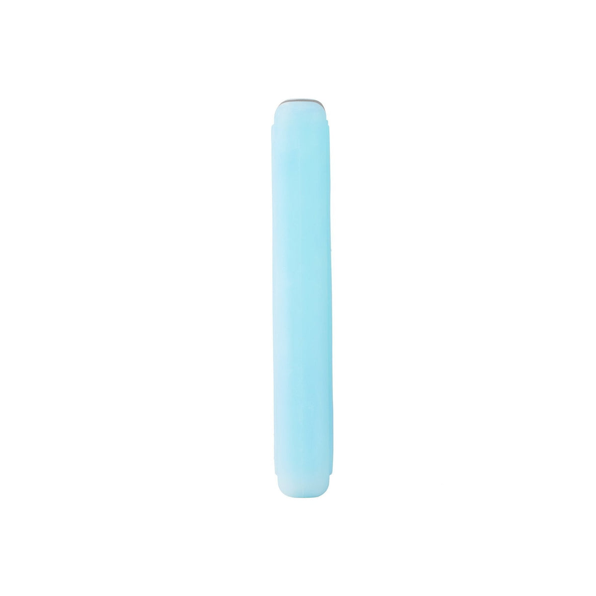 Ein hellblauer zylindrischer YETI® Kühlakku Ice Sheet Medium von YETI ist vertikal auf einem schlichten weißen Hintergrund zentriert.