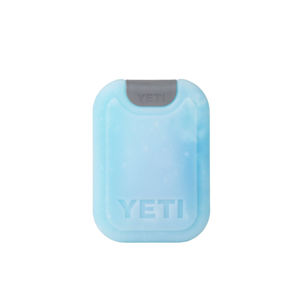 Das YETI® Kühlakku Ice Sheet Small, ein rechteckiger hellblauer Eisbeutel mit abgerundeten Kanten und einer grauen Kappe mit YETI-Logo, ist perfekt, um den Inhalt Ihrer Kühltaschen kühl zu halten.