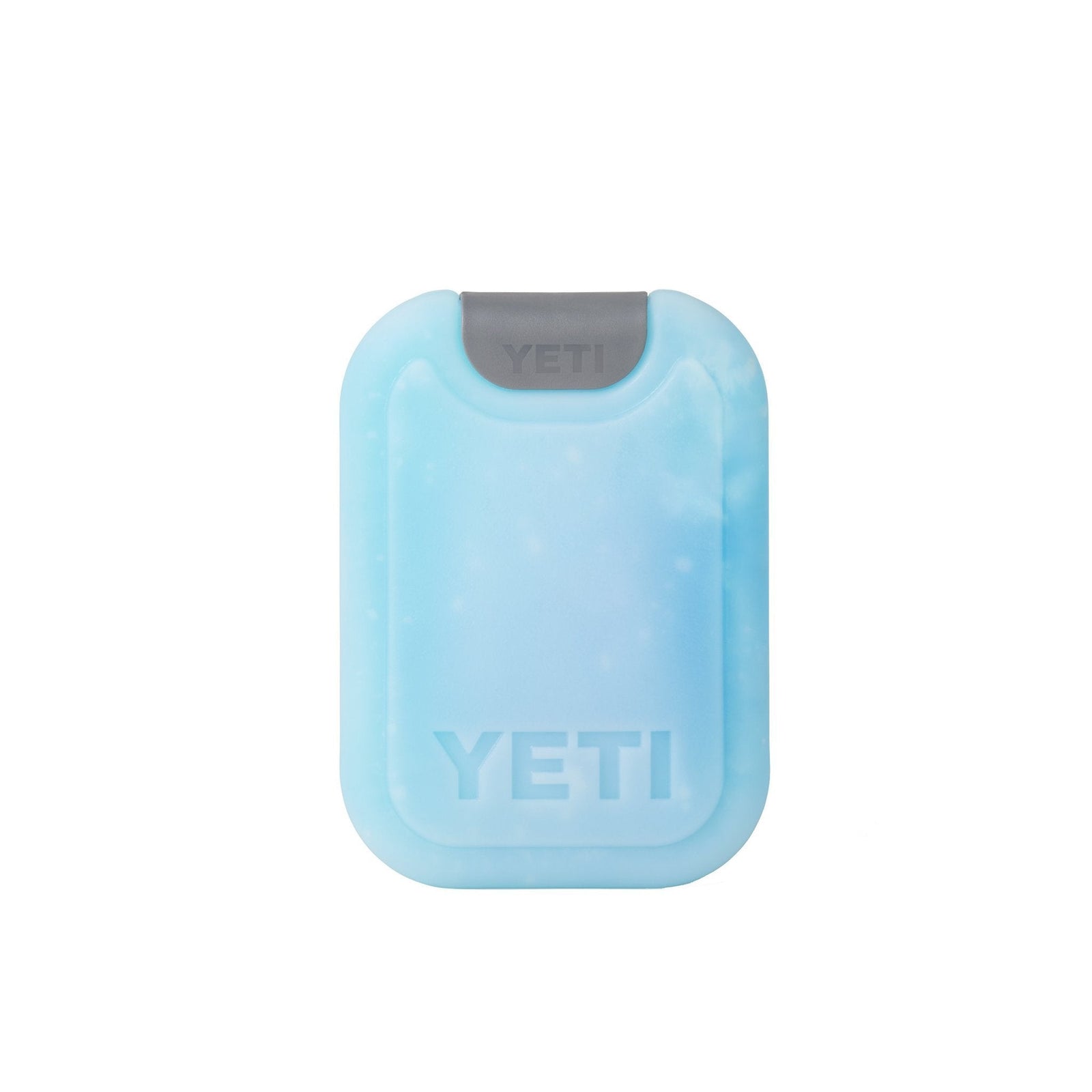 Das YETI® Kühlakku Ice Sheet Small, ein rechteckiger hellblauer Eisbeutel mit abgerundeten Kanten und einer grauen Kappe mit YETI-Logo, ist perfekt, um den Inhalt Ihrer Kühltaschen kühl zu halten.