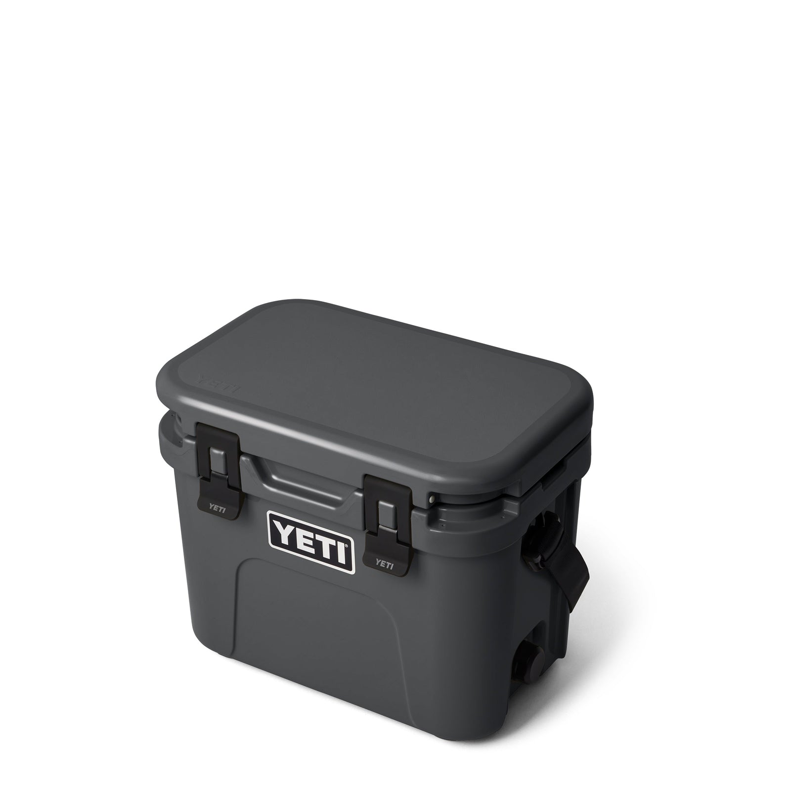 YETI® Kühlbox Roadie 15 in Charcoal mit schwarzen Verschlüssen und YETI Logo, schräg auf weißem Hintergrund abgebildet.