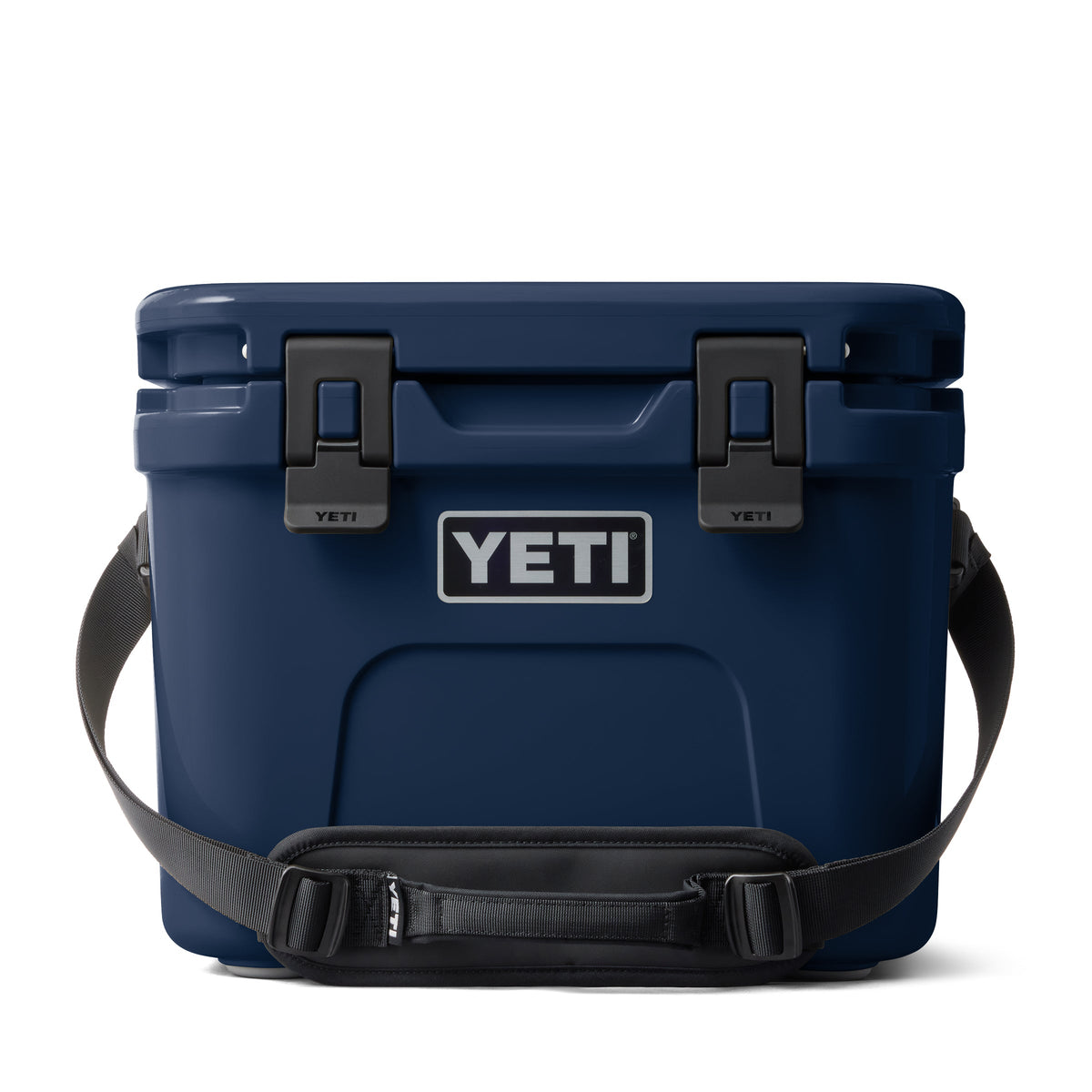 Die YETI® Kühlbox Roadie 15 in navy verfügt über einen schwarzen Schultergurt und zwei schwarze Frontverschlüsse, die auf einem weißen Hintergrund abgebildet sind.