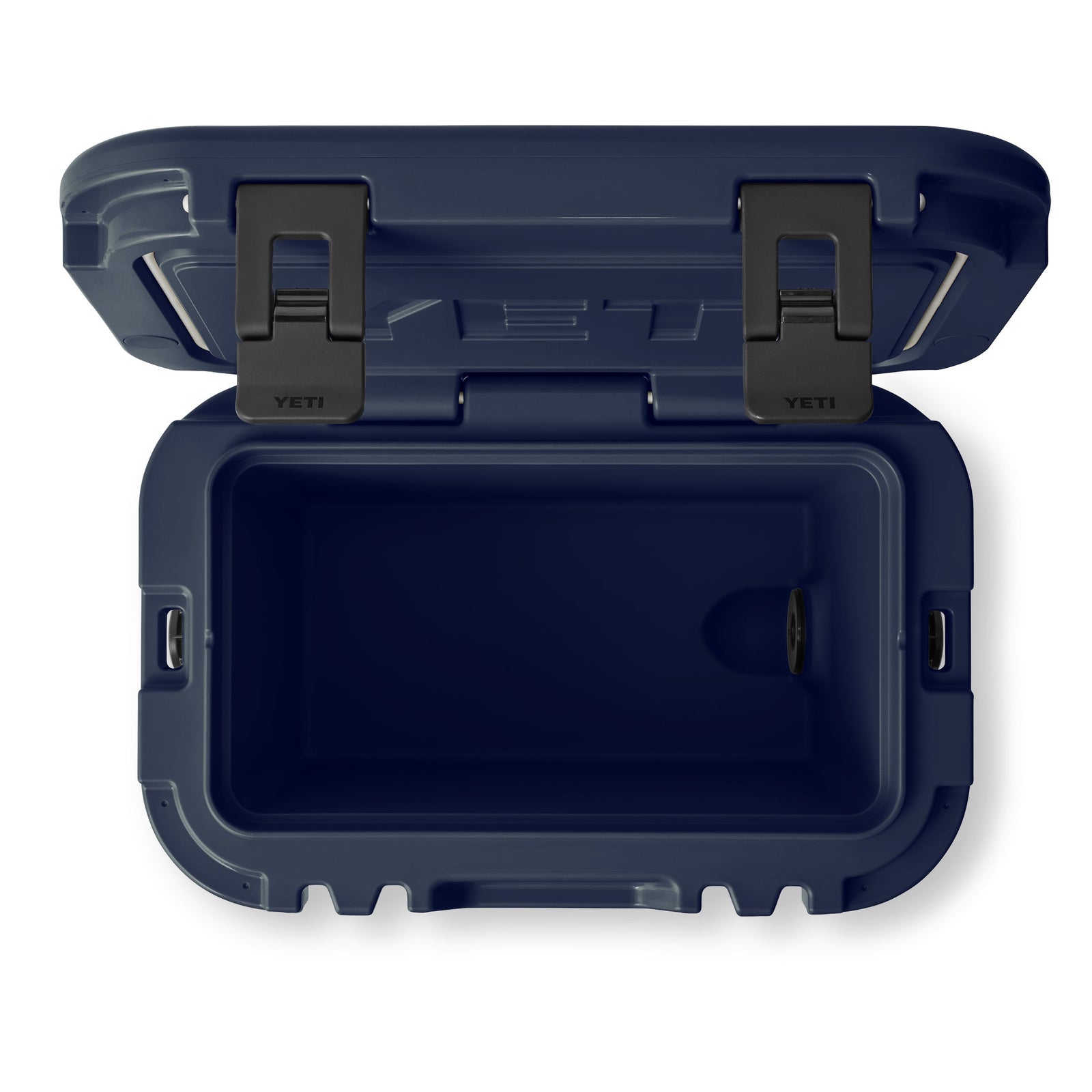 Die Draufsicht auf eine geöffnete, leere YETI® Kühlbox Roadie 15 - Navy zeigt zwei schwarze Verschlüsse am Deckel und das sichtbare YETI-Branding. Der Innenraum sieht sauber und geräumig aus.