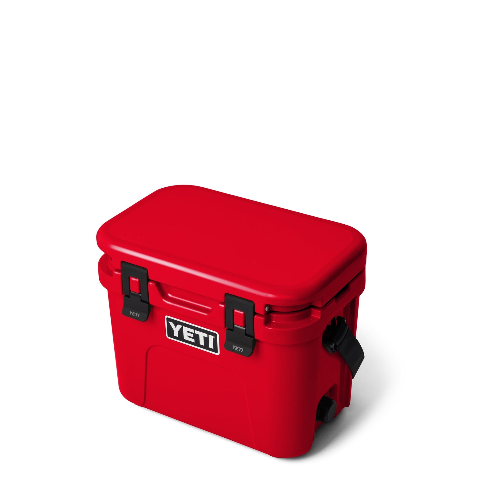 Die YETI® Kühlbox Roadie 15 in Rescue Red hat eine rechteckige Form, schwarze Verschlüsse und einen schwarzen Griff, der auf einem schlichten weißen Hintergrund steht.