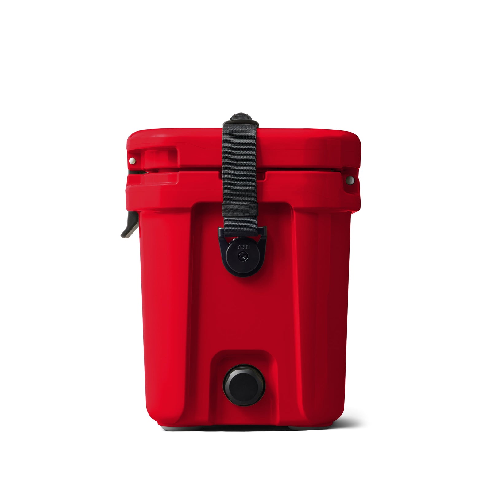 Die YETI® Kühlbox Roadie 15 in Rescue Red hat einen schwarzen Frontverschluss und einen Ausguss, der von vorne auf weißem Hintergrund zu sehen ist.