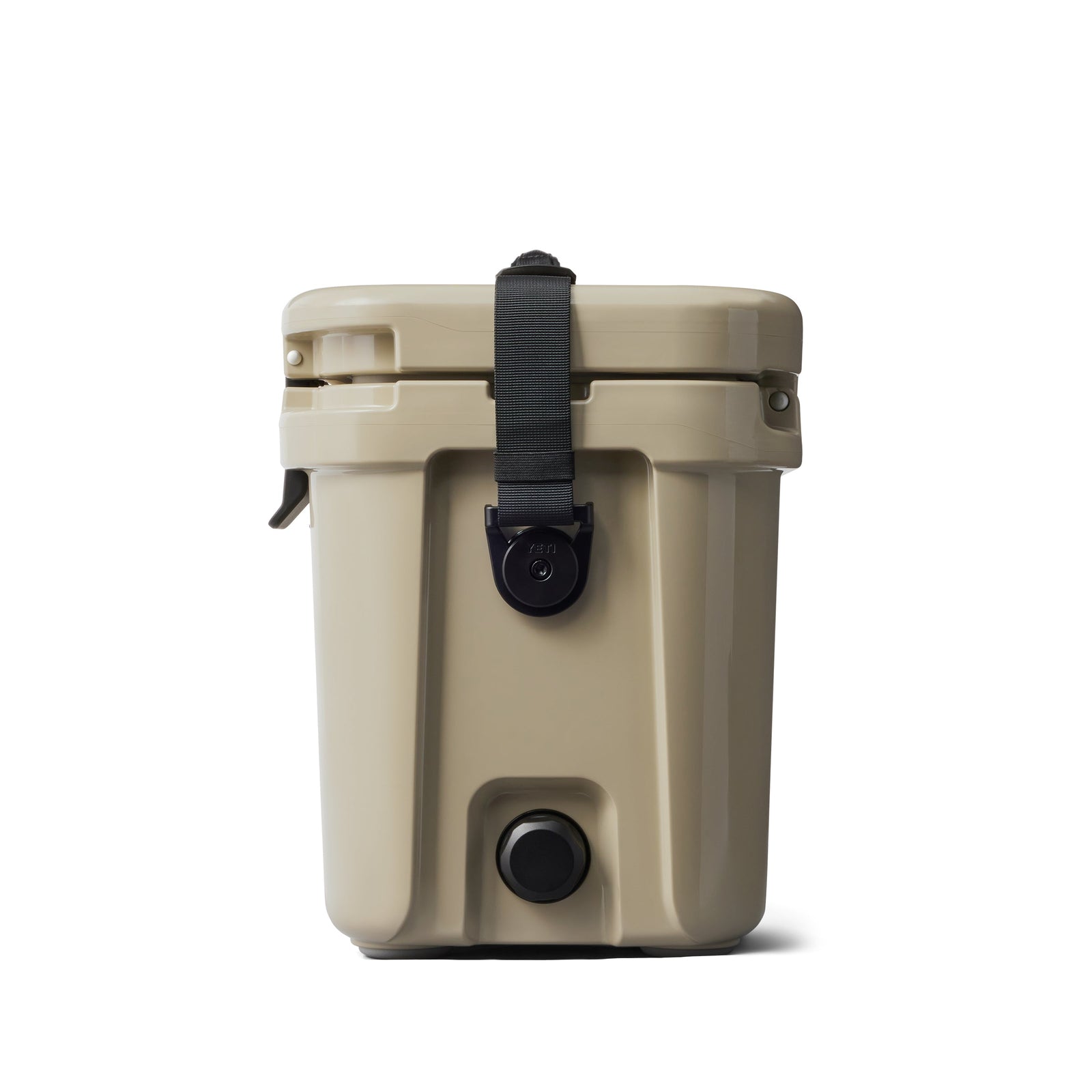 Eine YETI® Kühlbox Roadie 15 - Tan Kühlbox mit schwarzem Frontverschluss und Trageriemen sowie einer Ablassschraube in der Mitte des Bodens ist vor einem schlichten weißen Hintergrund abgebildet. Marke: YETI.