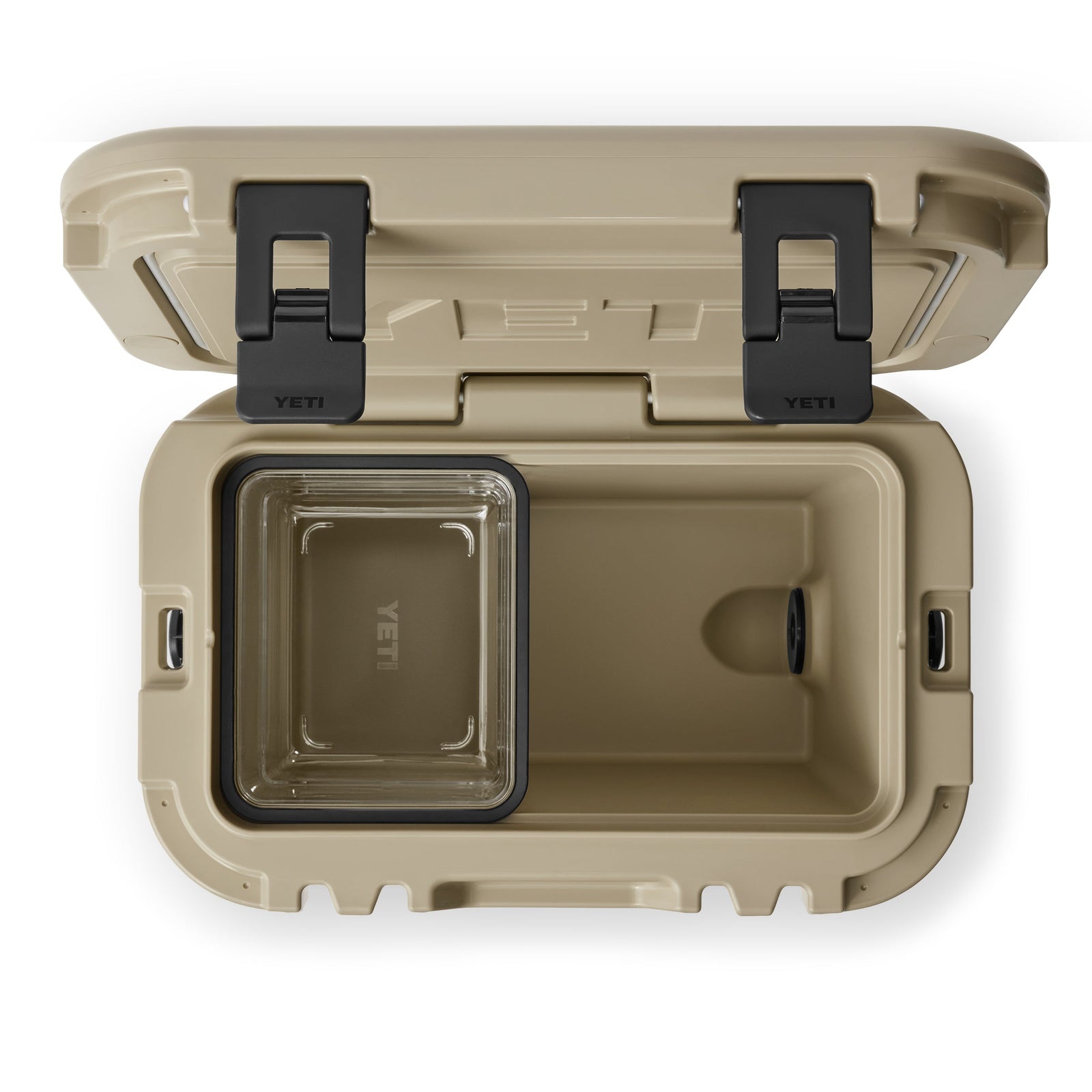 Draufsicht auf eine geöffnete YETI® Kühlbox Roadie 15 - Tan mit schwarzen Verschlüssen, mit einem herausnehmbaren durchsichtigen Behälter im Inneren der tragbaren Kühlbox auf der linken Seite.