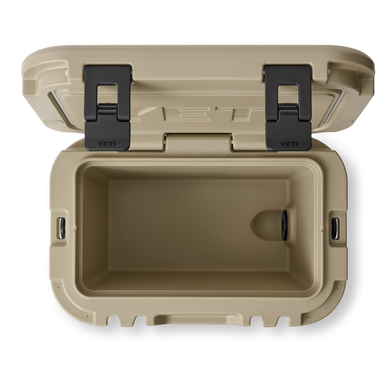 Eine hellbraune YETI® Kühlbox Roadie 15 von YETI wird von oben mit geöffnetem Deckel gezeigt. Zu sehen ist das leere Innere der Kühlbox sowie zwei schwarze Verschlüsse an der Vorderseite des Deckels.