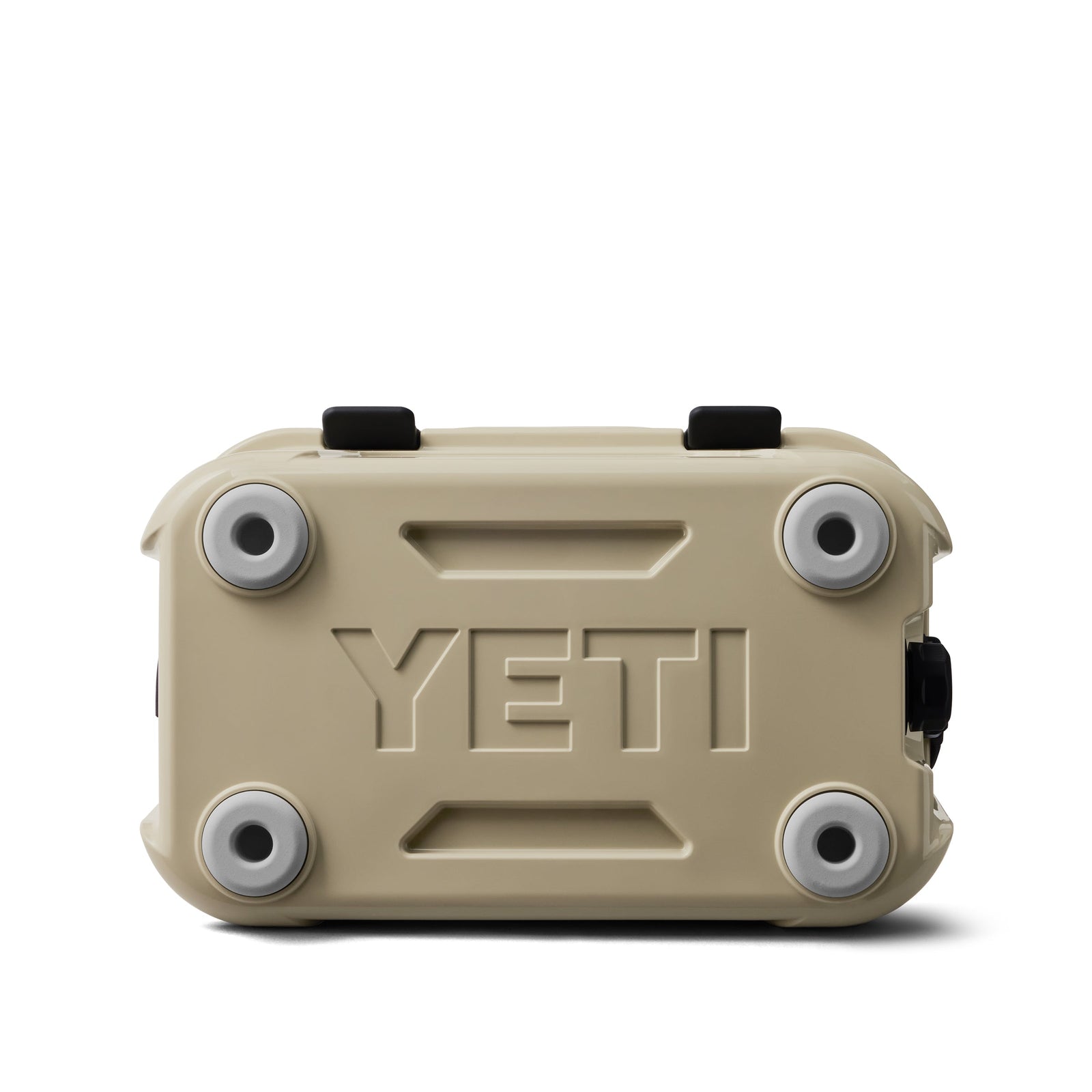 Die YETI® Kühlbox Roadie 15 - Tan ist von unten zu sehen, mit vier runden silbernen und schwarzen Füßen an jeder Ecke und dem eingeprägten YETI-Logo in der Mitte.