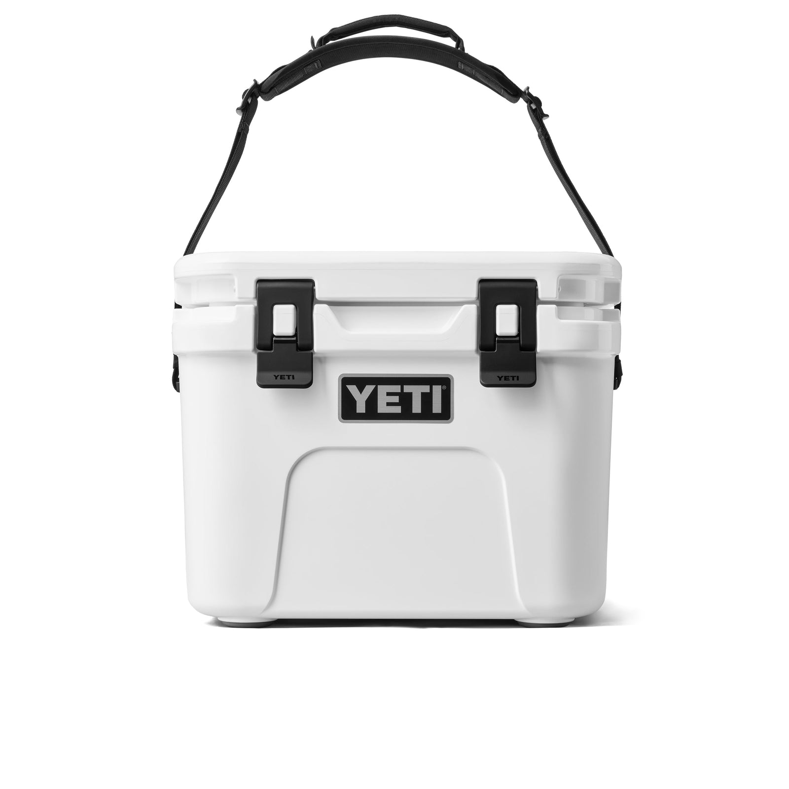 Eine weiße YETI® Kühlbox Roadie 15 mit schwarzem Griff und Verschlüssen, dargestellt von vorne auf weißem Hintergrund. Das zentrierte YETI-Logo sticht hervor und macht diese Kühlbox zum perfekten mobilen Begleiter für Abenteuer.