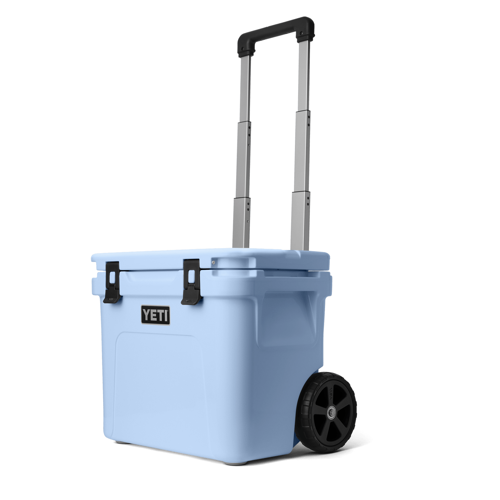 Die YETI® Kühlbox Roadie 32 in Big Sky Blue verfügt über einen schwarzen Teleskopgriff, zwei große schwarze Räder für den einfachen Transport, robuste Verschlüsse und das ikonische YETI-Logo auf der Vorderseite.