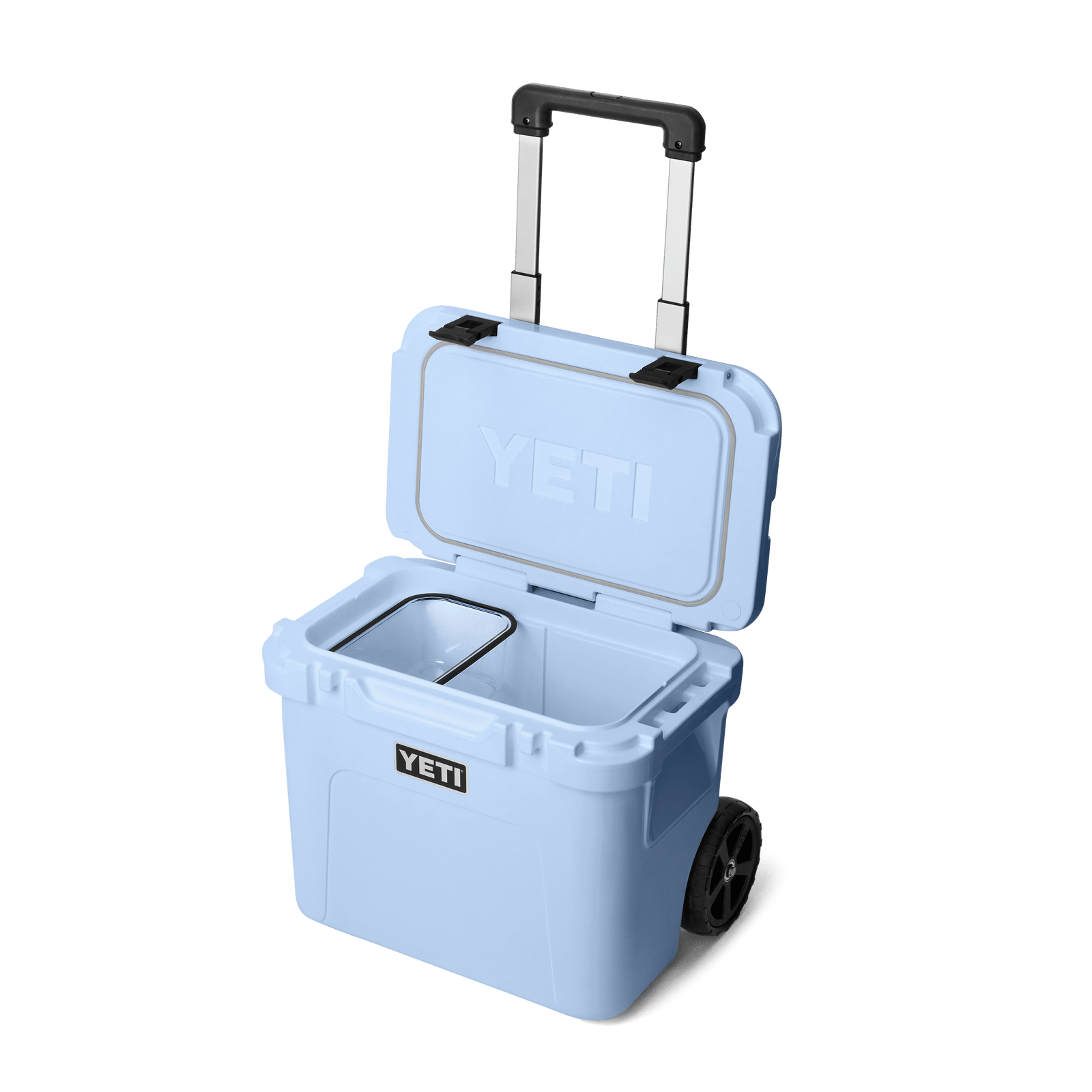 Die Big Sky Blue YETI® Kühlbox Roadie 32 hat einen schwarzen, verlängerten Griff, einen offenen Deckel, der das leere Innere zeigt, und einen herausnehmbaren Korb im Inneren.