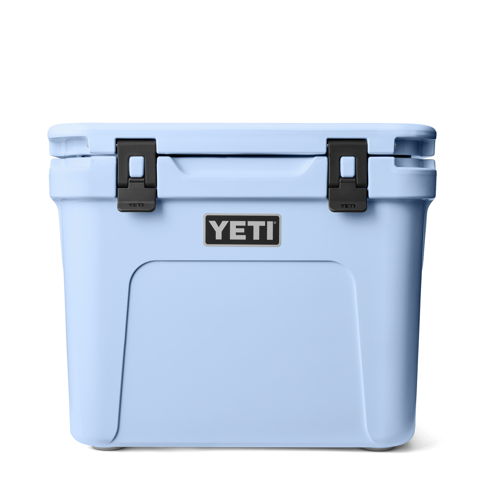 Abgebildet ist eine YETI® Kühlbox Roadie 32 in Big Sky Blue mit schwarzen Verschlüssen auf weißem Hintergrund, mit dem markanten YETI-Logo auf der Vorderseite.