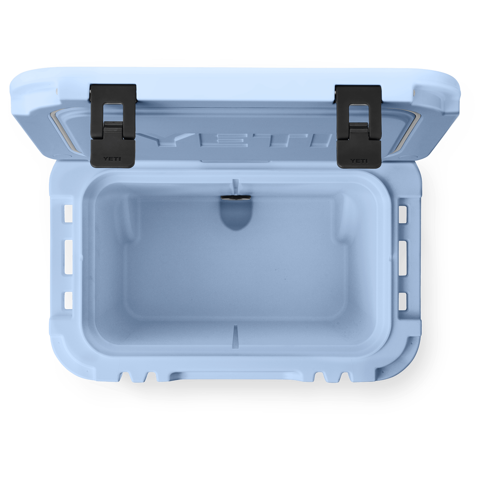 Eine Draufsicht auf eine geöffnete, leere YETI® Kühlbox Roadie 32 in Big Sky Blue mit schwarzen Verschlüssen und einer robusten Konstruktion von YETI, dargestellt vor einem weißen Hintergrund.