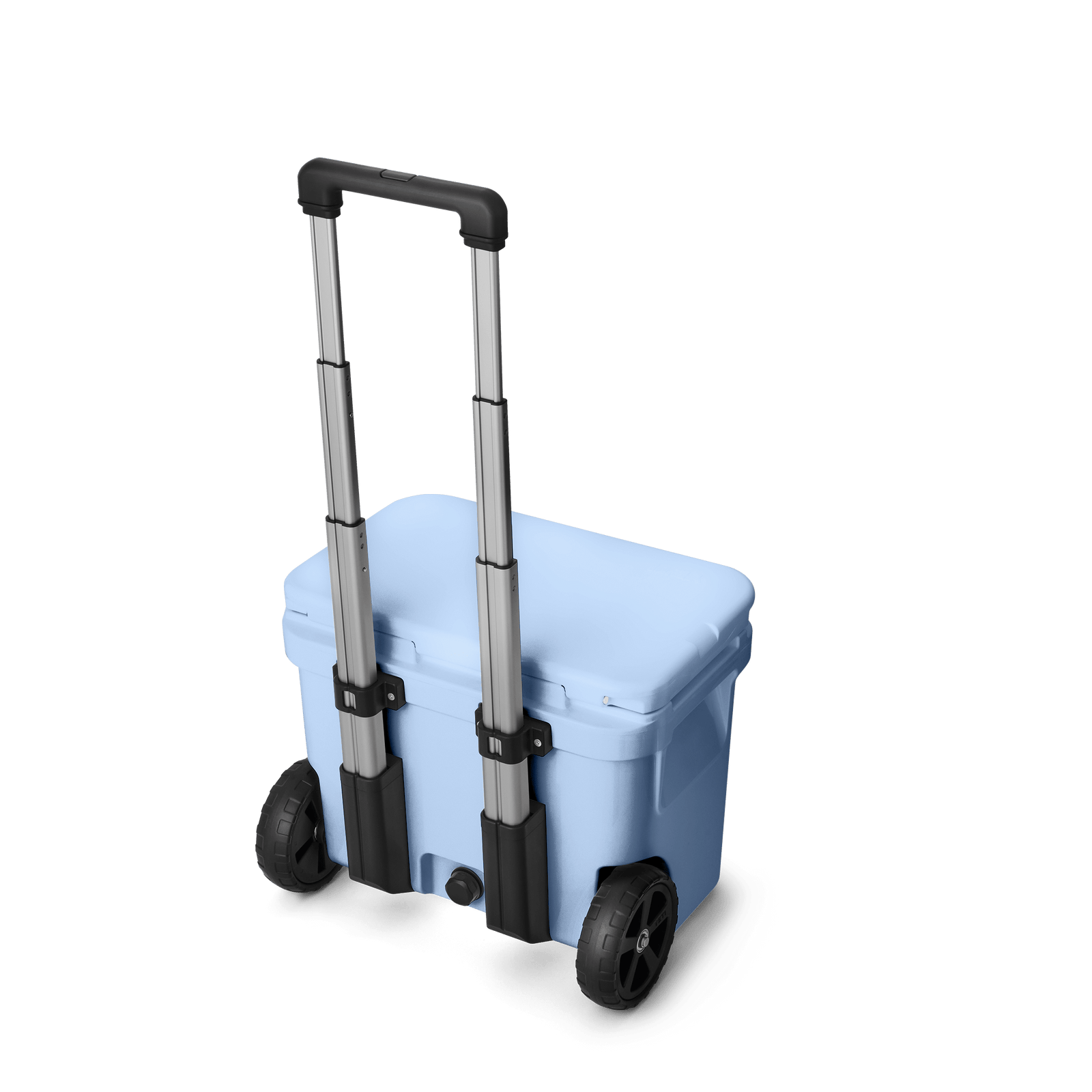Die YETI® Kühlbox Roadie 32 in Big Sky Blue zeichnet sich durch einen stabilen Kunststoffkörper, zwei große schwarze Räder und einen verlängerten schwarzen Teleskopgriff aus, alles auf einem schlichten weißen Hintergrund.