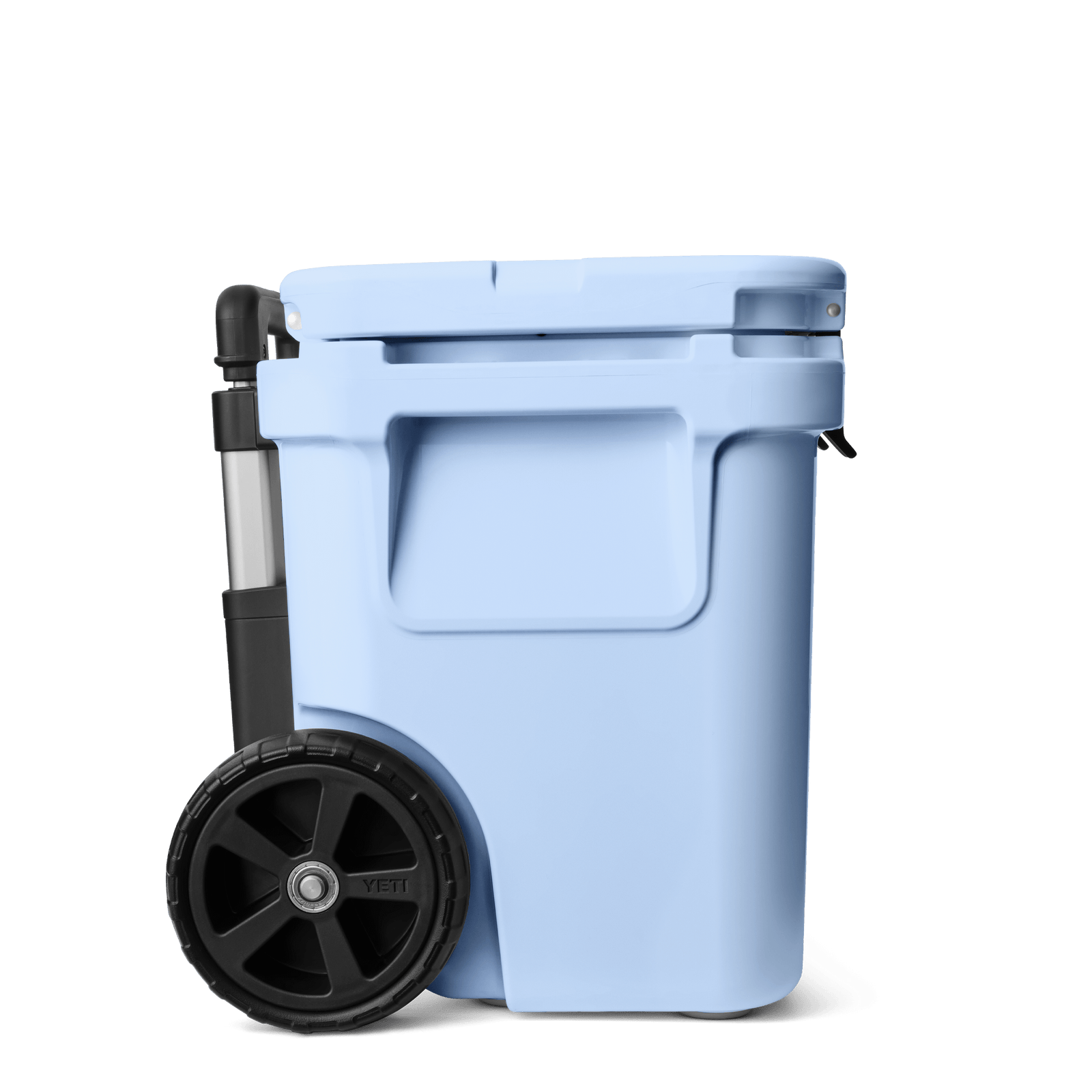 Die YETI® Kühlbox Roadie 32 in Big Sky Blue steht aufrecht auf weißem Grund und verfügt über ein robustes Design mit großen schwarzen Rädern und einem schwarzen Griff.