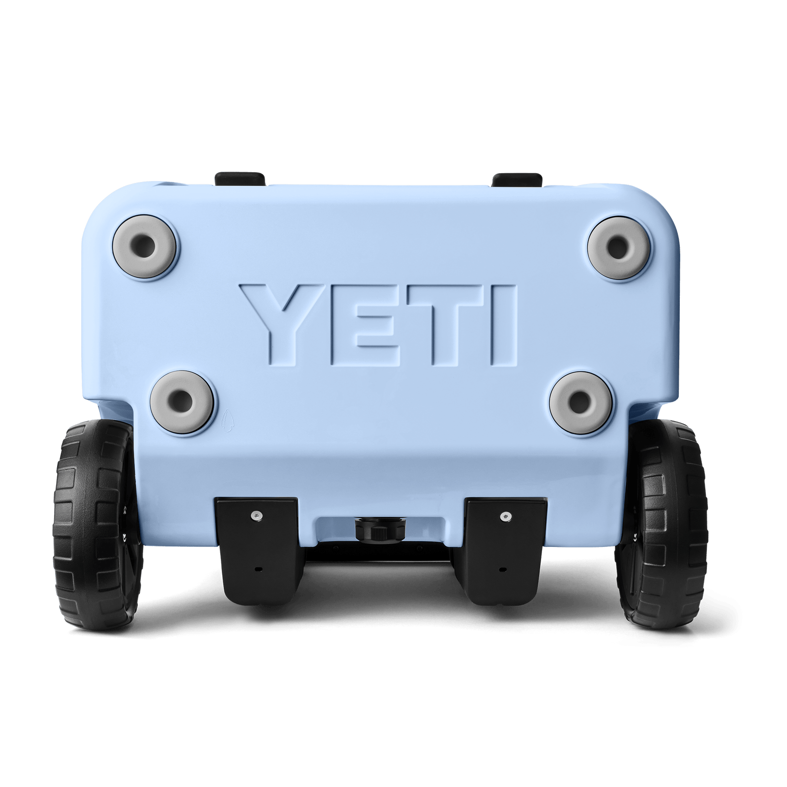 Von unten ist eine YETI® Kühlbox Roadie 32 in Big Sky Blue zu sehen, mit vier runden Füßen, zwei großen schwarzen Rädern an den Seiten und dem geprägten YETI-Logo in der Mitte.