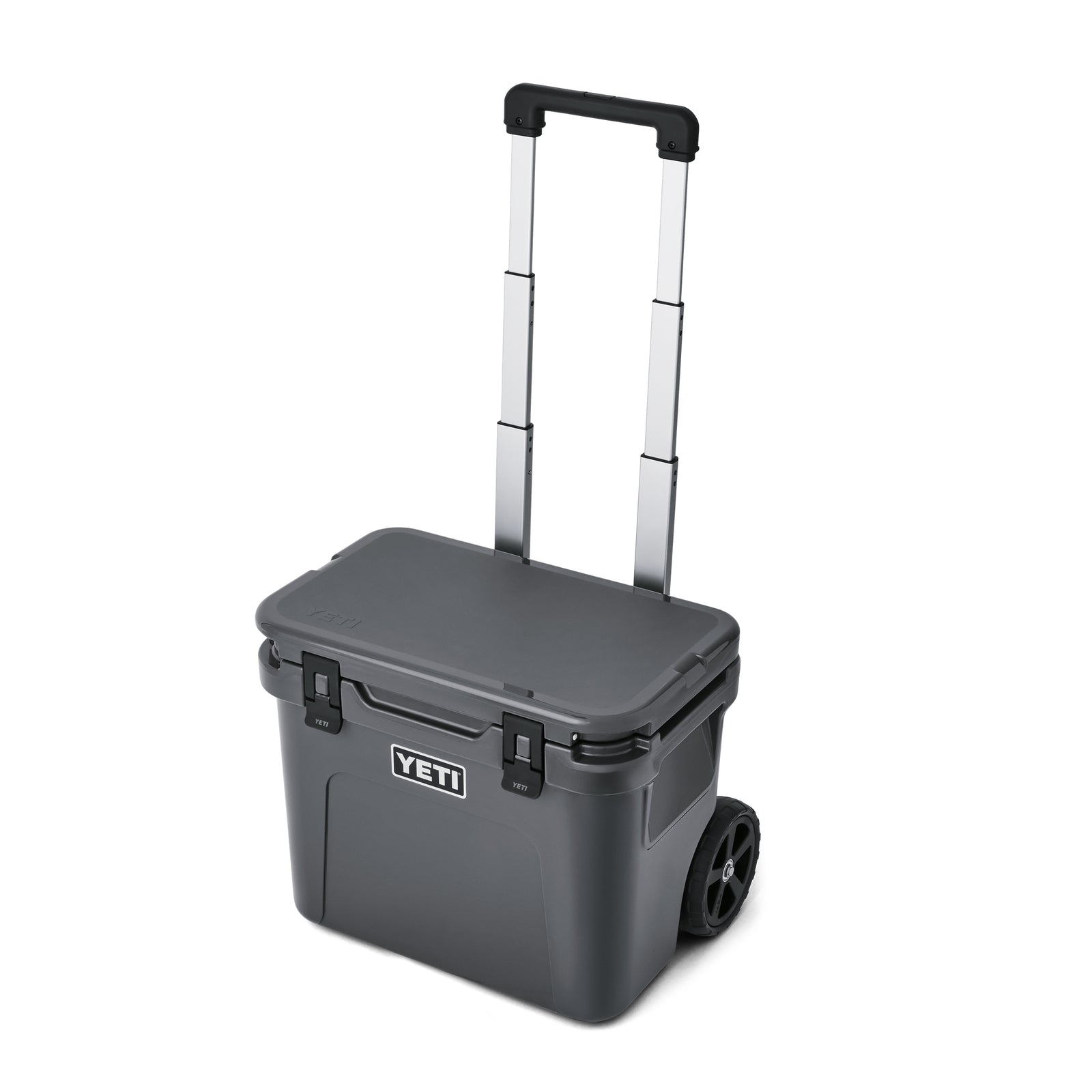 Die YETI® Kühlbox Roadie 32 in Charcoal von YETI verfügt über einen Teleskopgriff, robuste Räder und einen sicheren Verschluss, der auf einem schlichten weißen Hintergrund dargestellt ist.