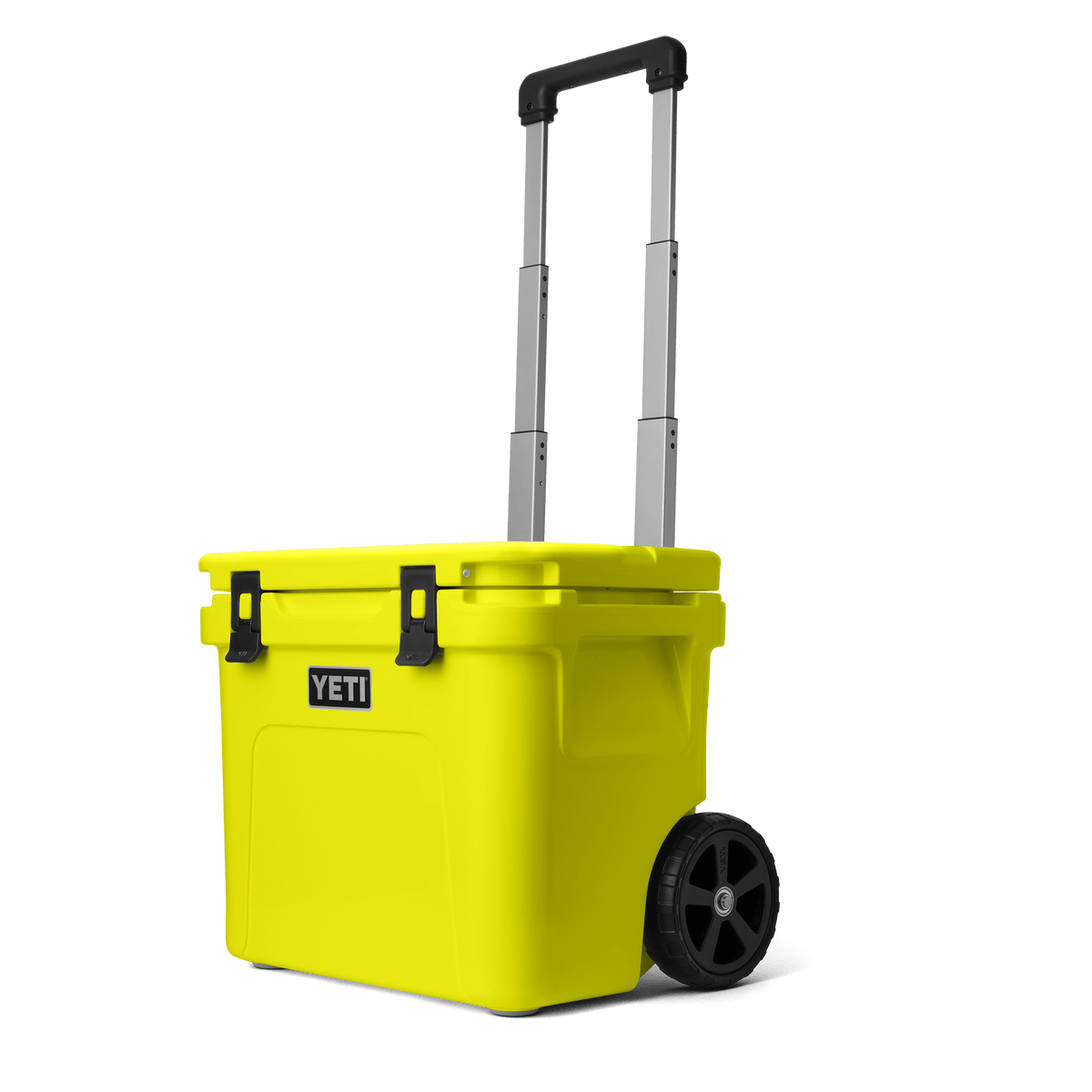 Die YETI® Kühlbox Roadie 32 - Firefly Yellow verfügt über schwarze Verschlüsse, robuste Räder und einen verlängerten silber-schwarzen Teleskopgriff, der auf einem schlichten weißen Hintergrund abgebildet ist.