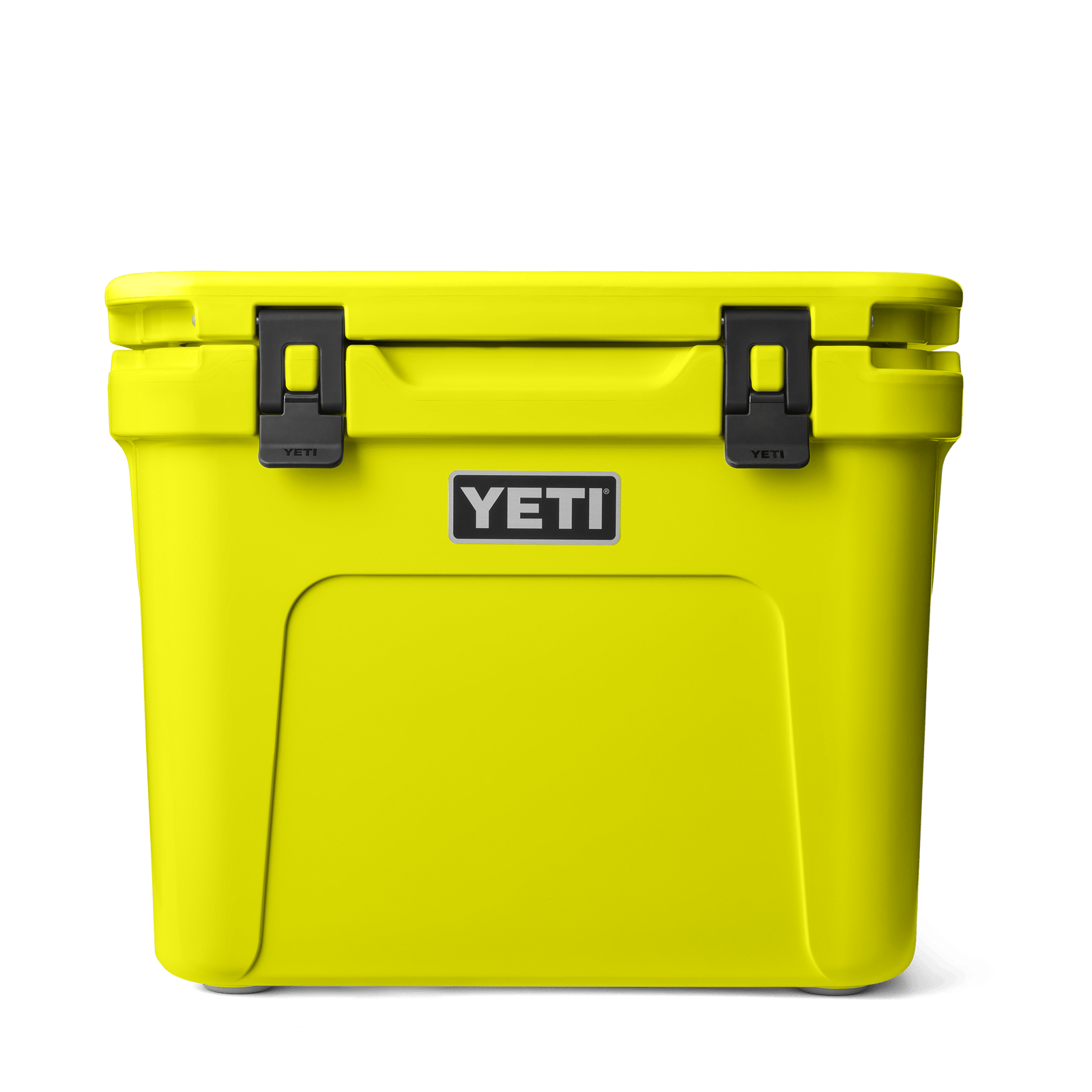 Die YETI® Kühlbox Roadie 32 in Firefly Yellow hat ein rechteckiges Design, zwei schwarze Deckelverschlüsse und ein YETI-Logo auf der Vorderseite, das auf weißem Hintergrund zu sehen ist. Ideal für Fans des Roadie 32-Designs.