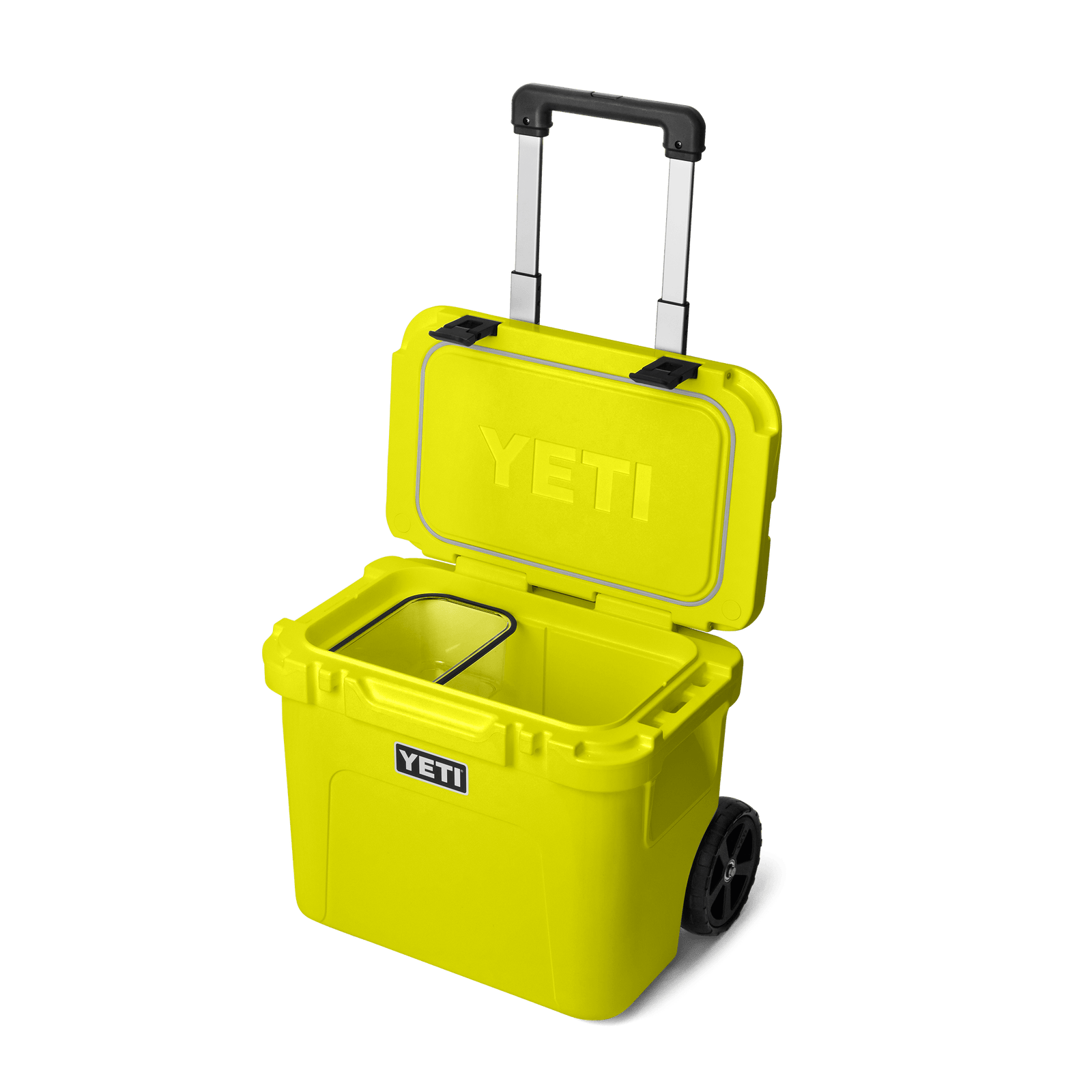Die YETI® Kühlbox Roadie 32 in Firefly Yellow ist mit geöffnetem Deckel und ausgefahrenem Griff abgebildet und zeigt ihren geräumigen Innenraum und einen herausnehmbaren Behälter.