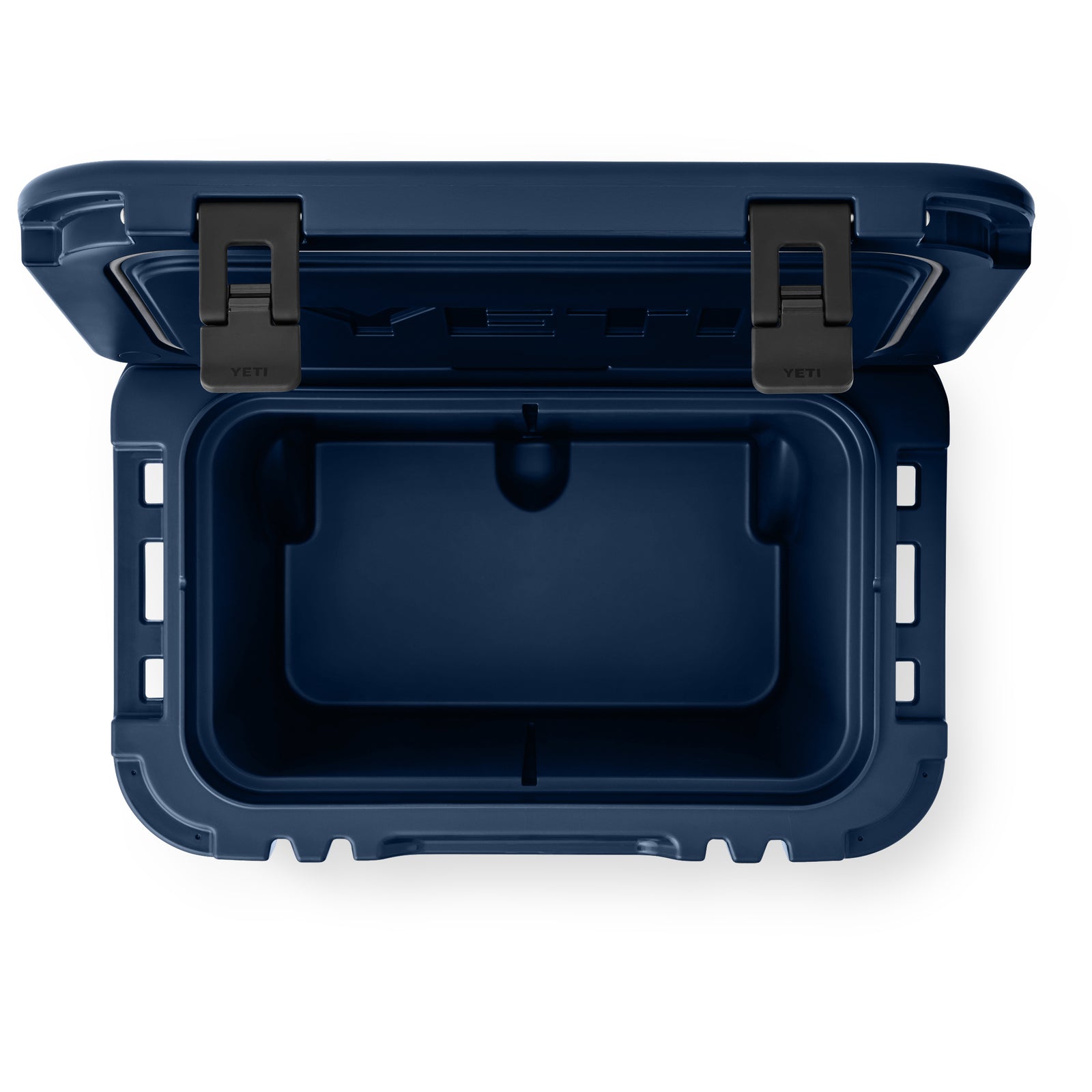 Draufsicht auf eine geöffnete, leere YETI® Kühlbox Roadie 32 - Navy mit grauen Verschlüssen und einem stabilen, rechteckigen Innenraum - ideal als robuste Kühlbox von YETI für jedes Abenteuer.