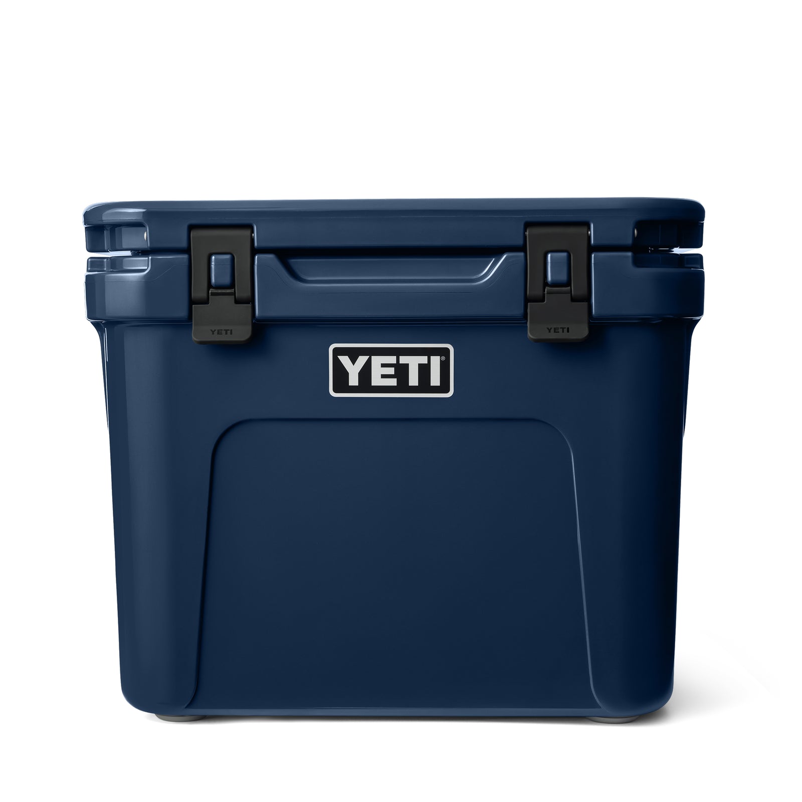 Die YETI® Kühlbox Roadie 32 - Navy hat ein robustes, rechteckiges Design mit schwarzen Verschlüssen und einem weiß-schwarzen YETI-Logo. Diese robuste marineblaue Kühlbox ist vor einem weißen Hintergrund fotografiert.