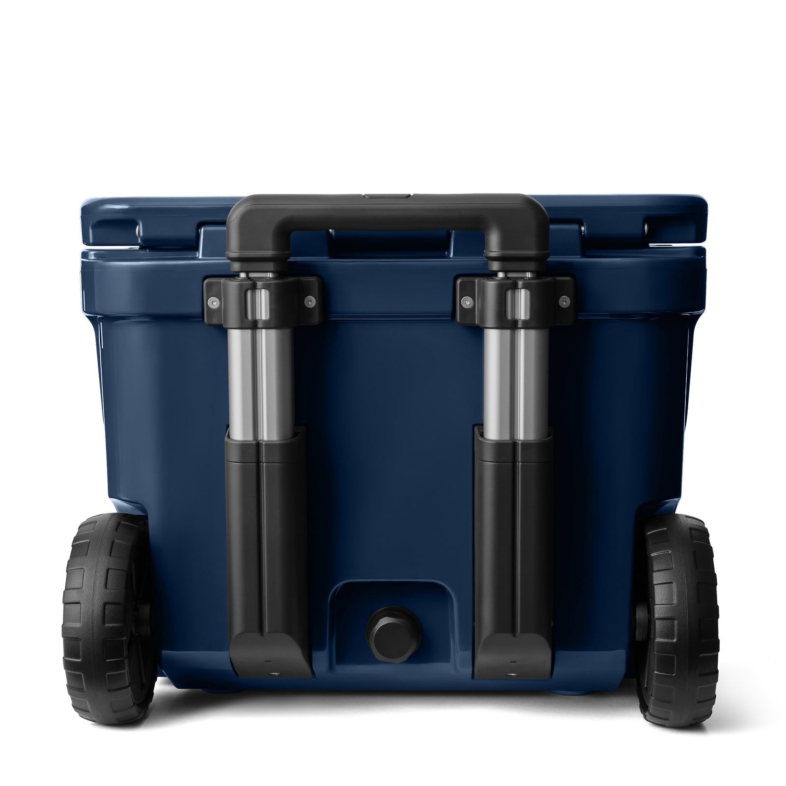 Eine YETI® Kühlbox Roadie 32 in Navy mit einem stabilen schwarzen Griff und großen schwarzen Rädern ist von hinten vor einem weißen Hintergrund abgebildet.