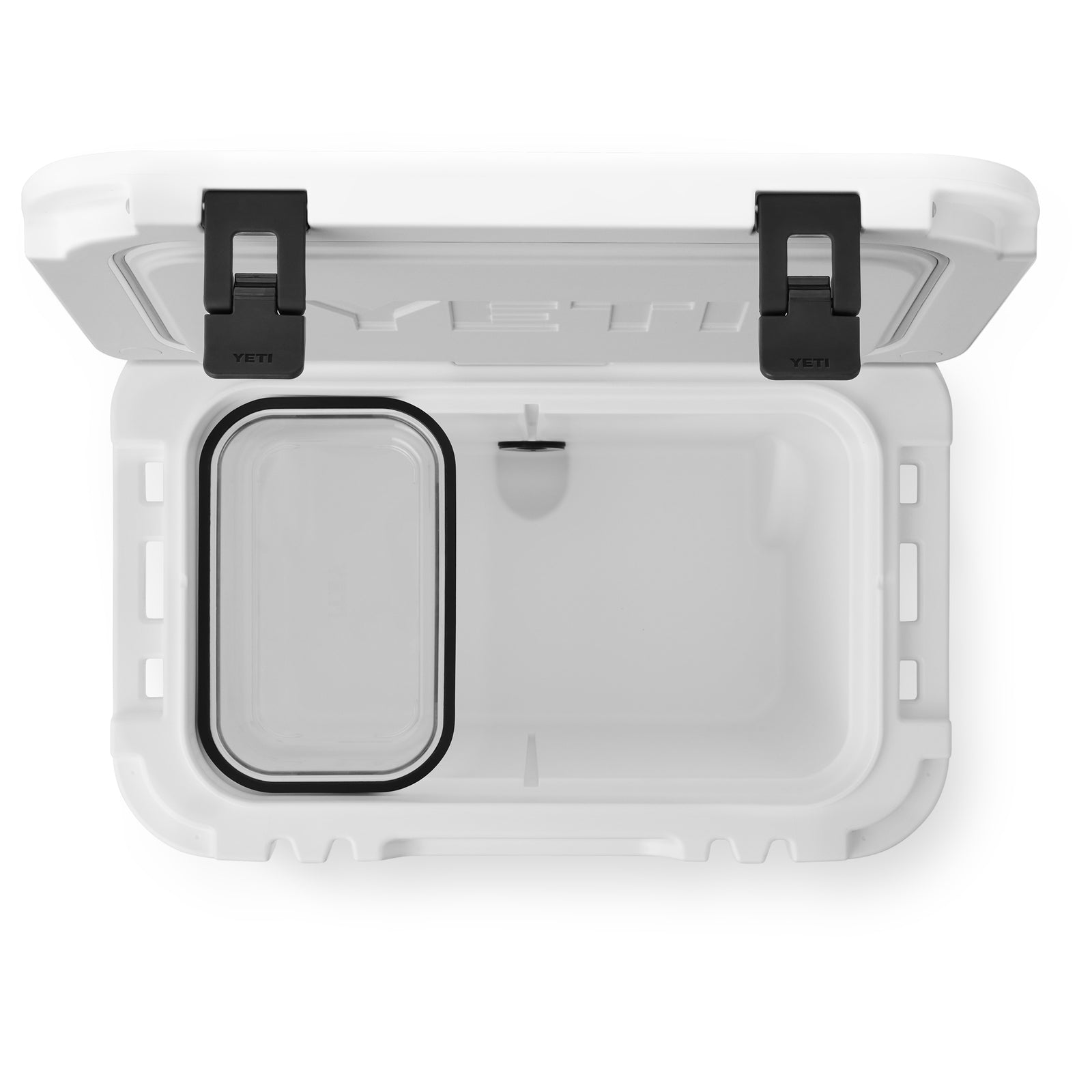 Draufsicht auf die YETI® Kühlbox Roadie 32 - White von YETI, mit zwei schwarzen Verschlüssen und einem leeren Innenraum mit einem herausnehmbaren, durchsichtigen Behälter mit schwarzem Siegel im Hauptfach.