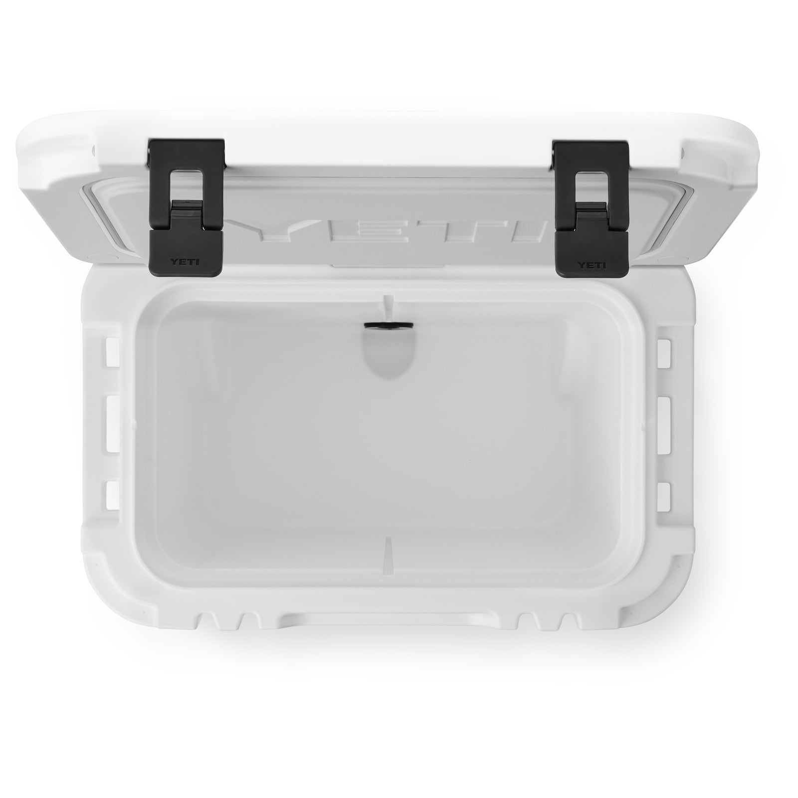 Draufsicht auf eine geöffnete, leere weiße YETI® Kühlbox Roadie 32 mit zwei schwarzen Verschlüssen und einem geräumigen, sauberen Innenraum. Das YETI Markenlogo ist sichtbar - ideal für alle, die eine zuverlässige weiße Kühlbox auf Rädern suchen.