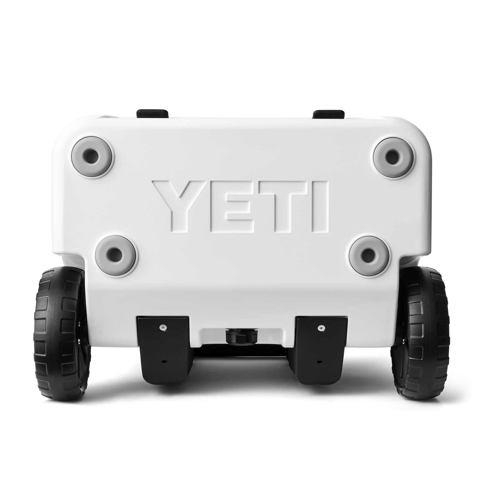 Die YETI® Kühlbox Roadie 32 - White ist von hinten abgebildet. Große schwarze Räder, vier runde Füße und das geprägte YETI-Logo auf der Rückwand unterstreichen das robuste Design.