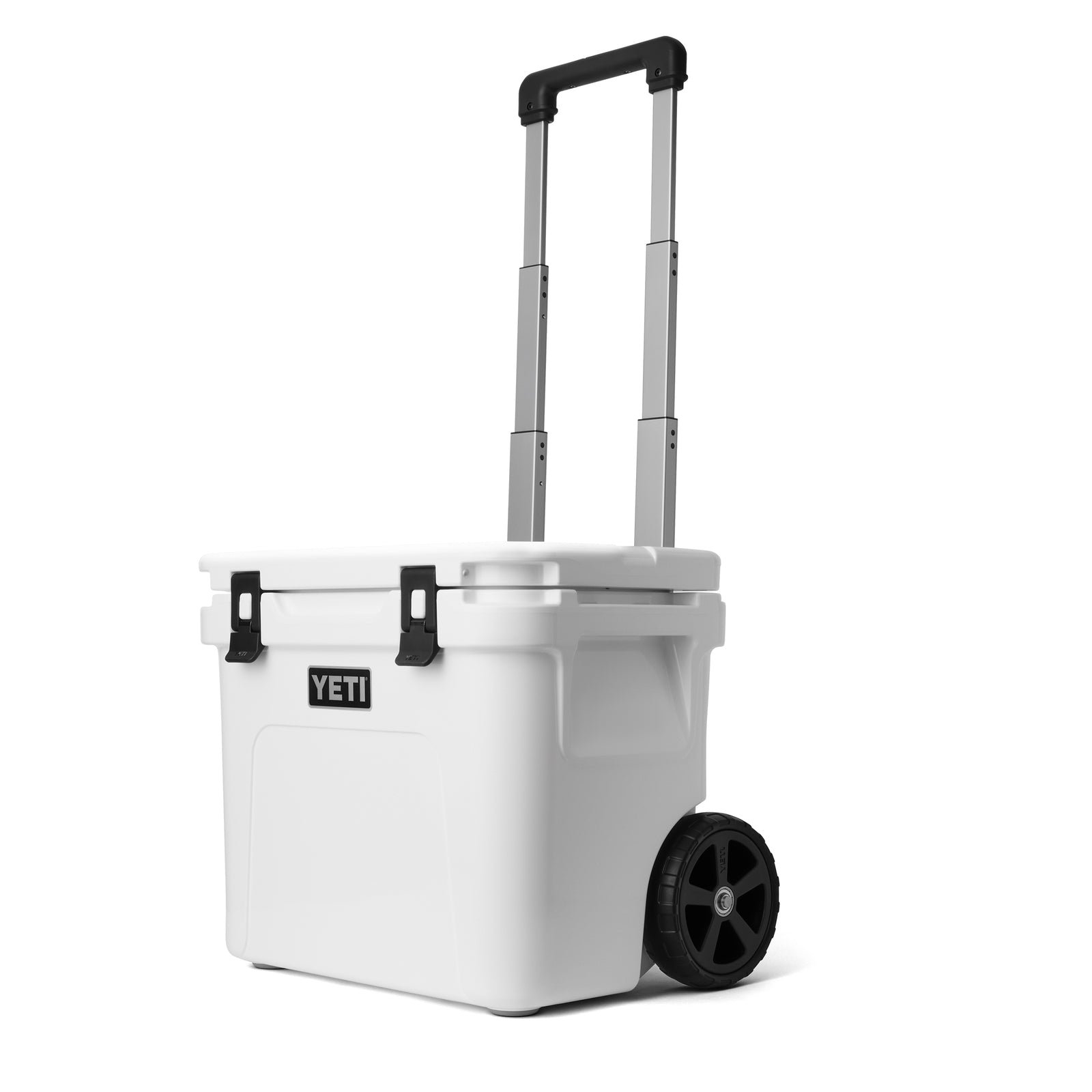 Die YETI® Kühlbox Roadie 32 in Weiß von YETI ist mit einem nach oben ausgezogenen schwarzen Griff und zwei großen schwarzen Rädern vor einem schlichten weißen Hintergrund abgebildet.