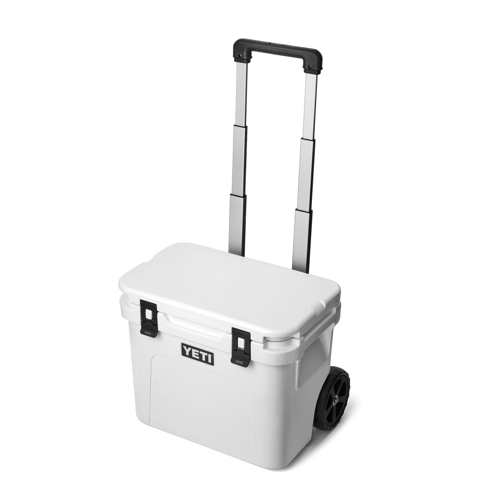 Die YETI® Kühlbox Roadie 32 - White ist eine Kühlbox auf Rädern mit einem schwarzen Teleskopgriff, zwei schwarzen Verschlüssen an der Vorderseite und dem kultigen YETI-Logo an der Seite. Sie ist perfekt für den einfachen Transport bei Ihrem nächsten Abenteuer.