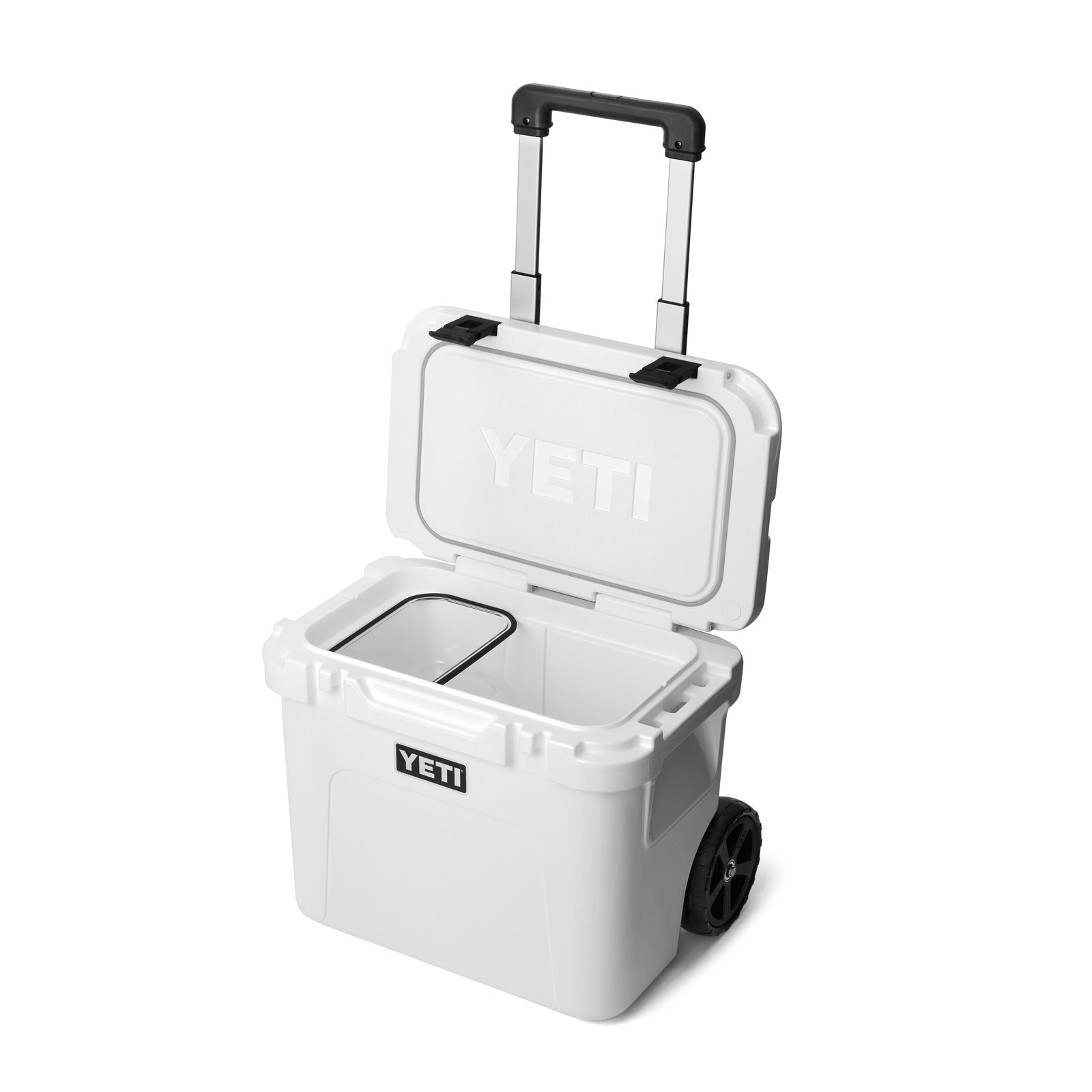 Die YETI® Kühlbox Roadie 32 in Weiß verfügt über einen Teleskopgriff, zwei schwarze Räder, einen offenen Deckel mit sichtbarem YETI-Logo auf der Vorder- und Innenseite sowie einen herausnehmbaren Korb in einem leeren Innenraum.