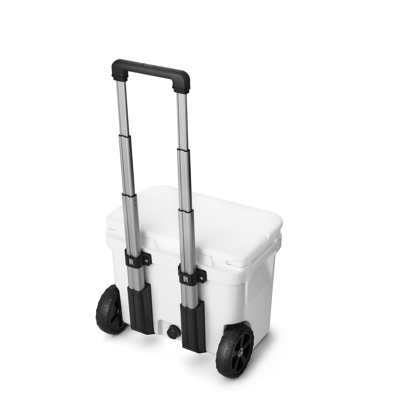 Die YETI® Kühlbox Roadie 32 - White, mit zwei großen schwarzen Rädern und einem schwarzen Teleskopgriff, ist auf einem schlichten weißen Hintergrund abgebildet. Ihr robustes, rechteckiges Design unterstreicht die Qualität, die man von YETI erwartet.