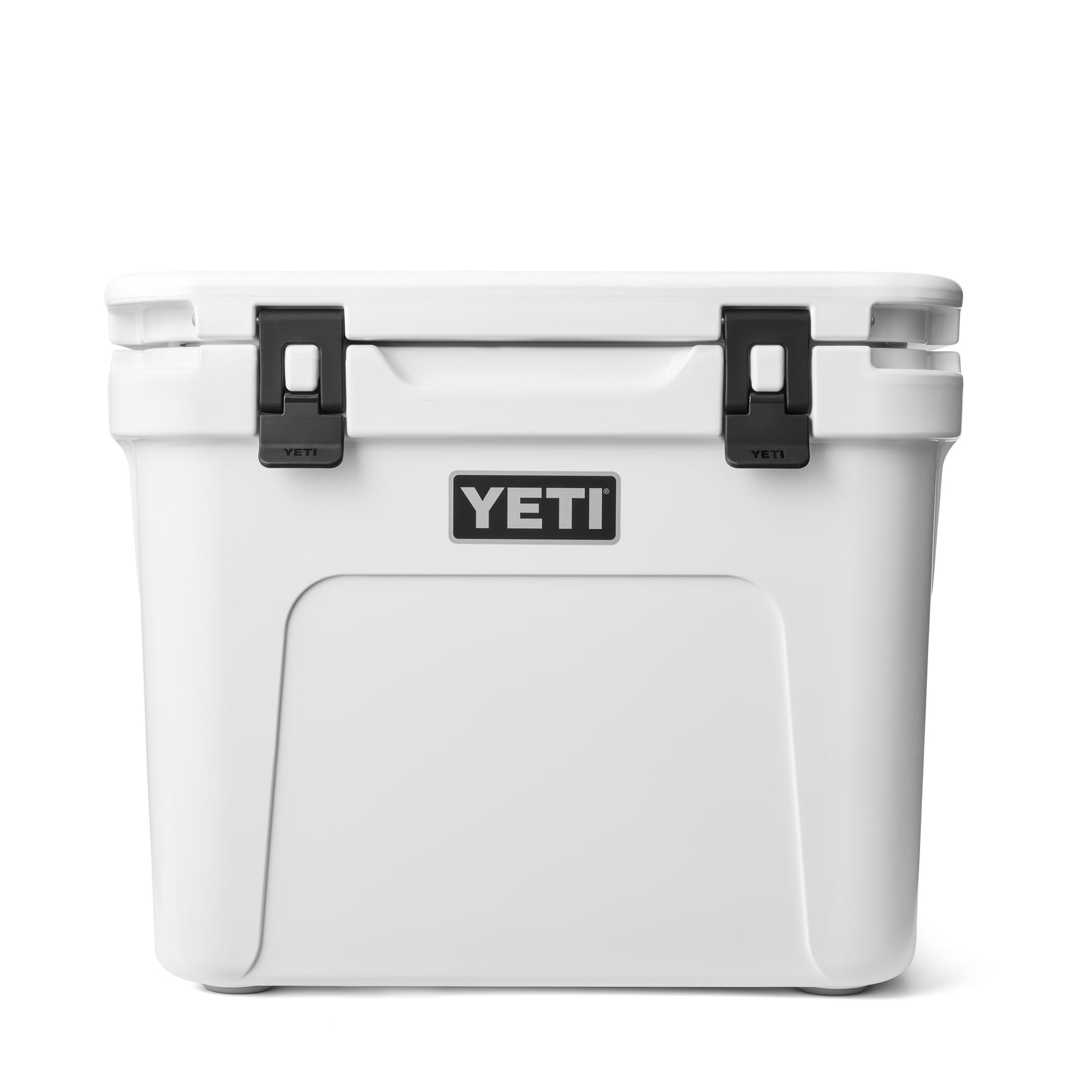Die YETI® Kühlbox Roadie 32 - White ist eine rechteckige, hartschalige Kühlbox mit schwarzen Griffen und Verschlüssen an der Vorderseite. Das YETI-Logo sticht hervor, perfekt für jedes Abenteuer. Abgebildet vor einem weißen Hintergrund.