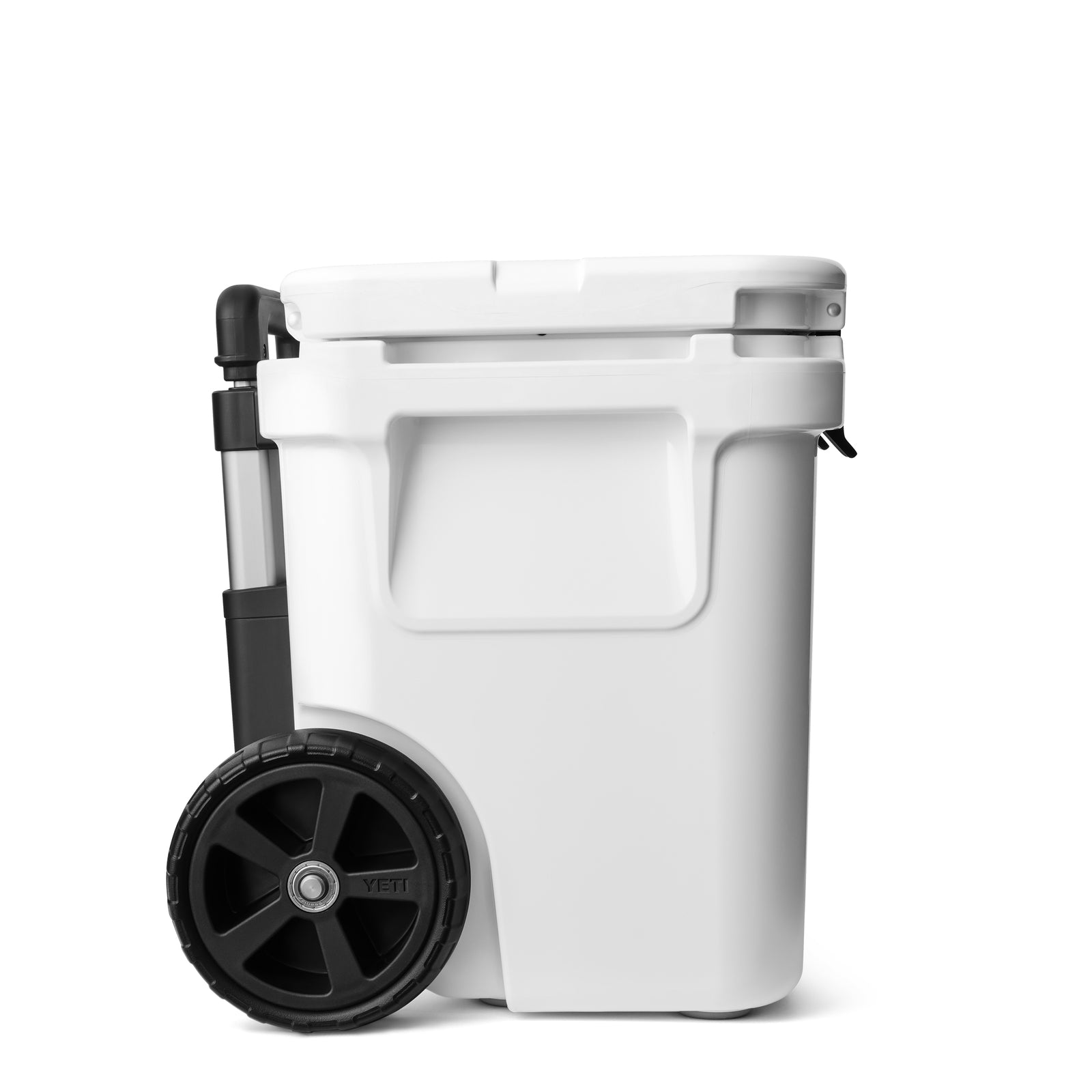 Die YETI® Kühlbox Roadie 32 - White von YETI hat ein robustes rechteckiges Design, einen sicheren Deckel, zwei große schwarze Räder und einen leicht zu ziehenden Griff - ideal für den Transport und auf einem schlichten weißen Hintergrund.