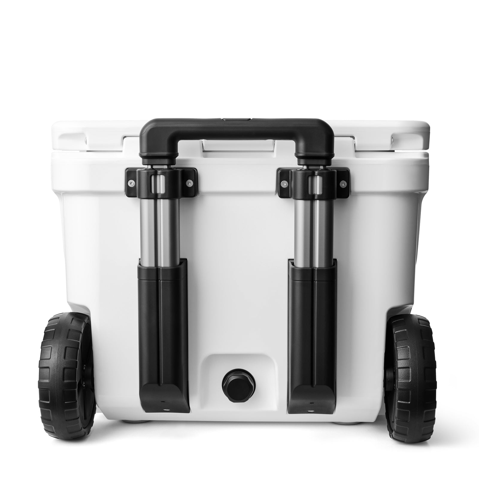 Die YETI® Roadie 32 Kühlbox in Weiß verfügt über große schwarze Räder und einen stabilen schwarzen Teleskopgriff, hier von hinten auf einem schlichten weißen Hintergrund.