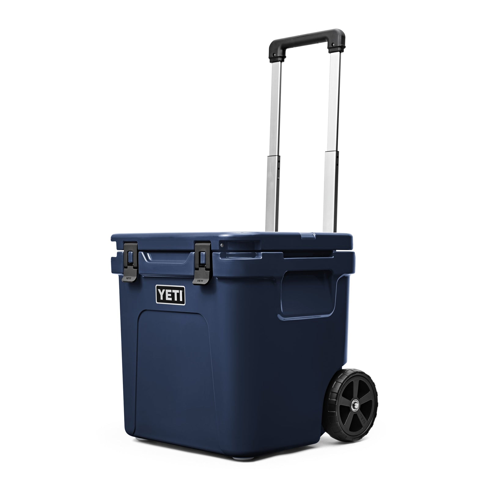 YETI® Kühlbox Roadie 48 - Navy mit PermaFrost Isolierung, Teleskopgriff, Dualverschlüssen und robusten All-Terrain-Rädern - ideal für unterwegs.