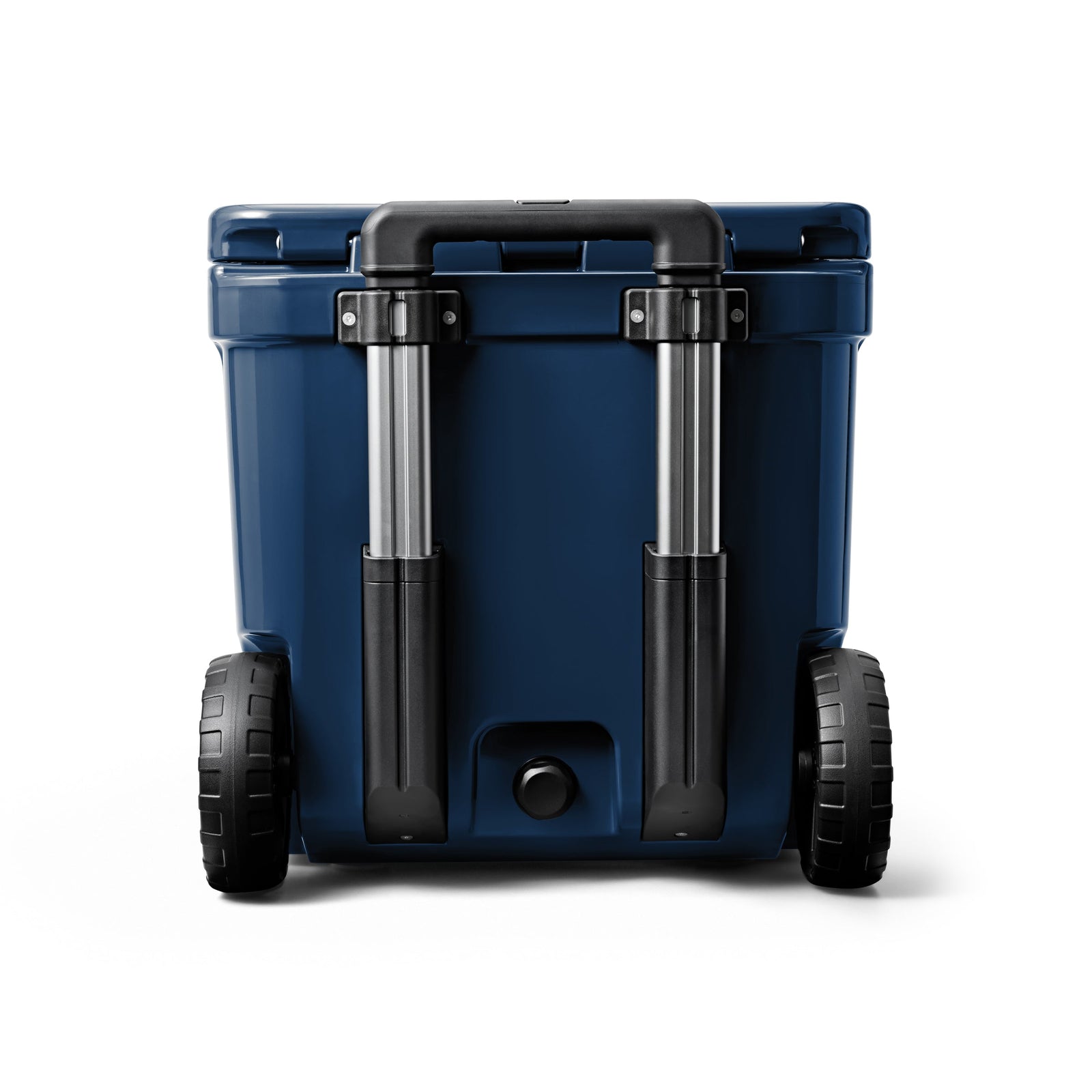 Die YETI® Kühlbox Roadie 48 in Navy, hier von hinten vor weißem Hintergrund, verfügt über große schwarze Räder, PermaFrost Isolierung und einen stabilen, zusammenklappbaren Griff.