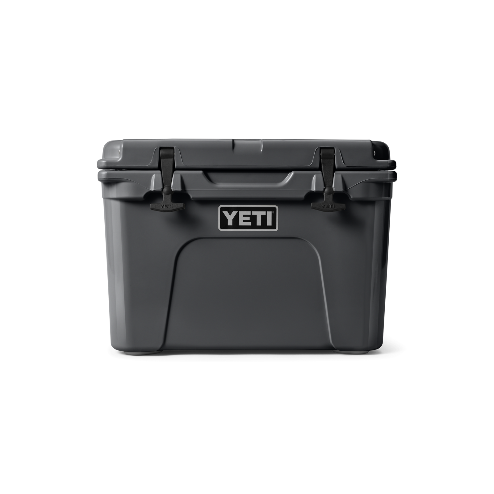 Die YETI® Kühlbox Tundra 35 in Charcoal hat stabile schwarze Verschlüsse, ein auffälliges YETI-Logo auf der Vorderseite und verfügt über eine PermaFrost Isolierung, die auf einem schlichten weißen Hintergrund dargestellt ist.