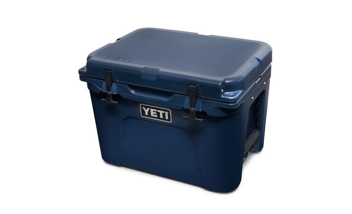 YETI® Kühlbox Tundra 35 - Navy mit robuster rotomolded Konstruktion, schwarzen T-Latches und rutschfesten Gummifüßen auf weißem Hintergrund.