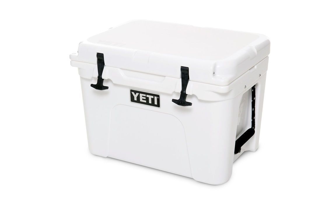 Die YETI® Kühlbox Tundra 35 in Weiß hat ein rechteckiges Design mit schwarzen Seitengriffen und Frontverschlüssen - perfekt für Campingabenteuer. Diese robuste Kühlbox ist auf weißem Hintergrund abgebildet und bietet die Zuverlässigkeit von YETI.
