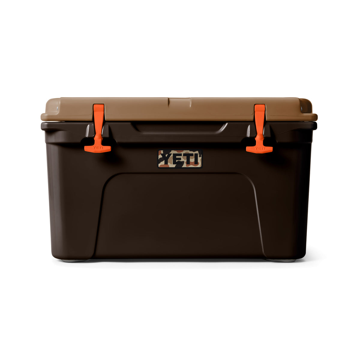 Die YETI® Kühlbox Tundra 45 - Wetlands Camo zeichnet sich durch ein rechteckiges Design mit dunkelbraunem Boden, hellbraunem Deckel und zwei orangefarbenen Verschlüssen aus - eine ideale Premium-Kühlbox für Ihre Abenteuer, die vor einem weißen Hintergrund steht.