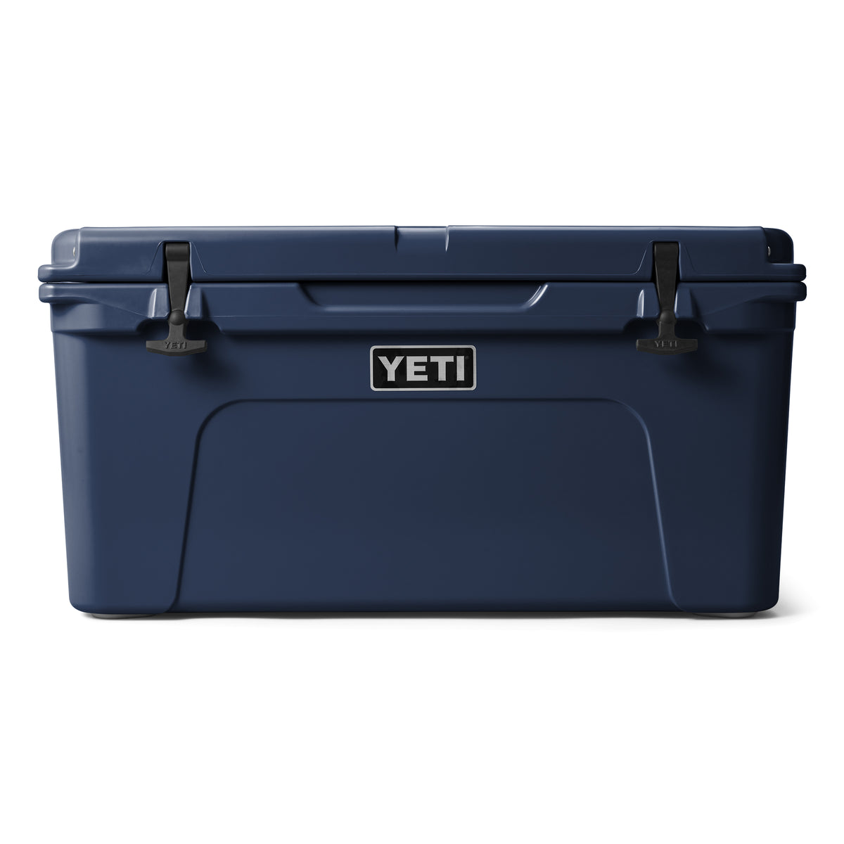 Die YETI® Kühlbox Tundra 65 - Navy ist eine große, rechteckige Kühlbox mit robusten schwarzen Verschlüssen und einem zentrierten YETI-Logo. Diese marineblaue Box ist ideal fürs Camping und hebt sich von einem schlichten weißen Hintergrund ab.
