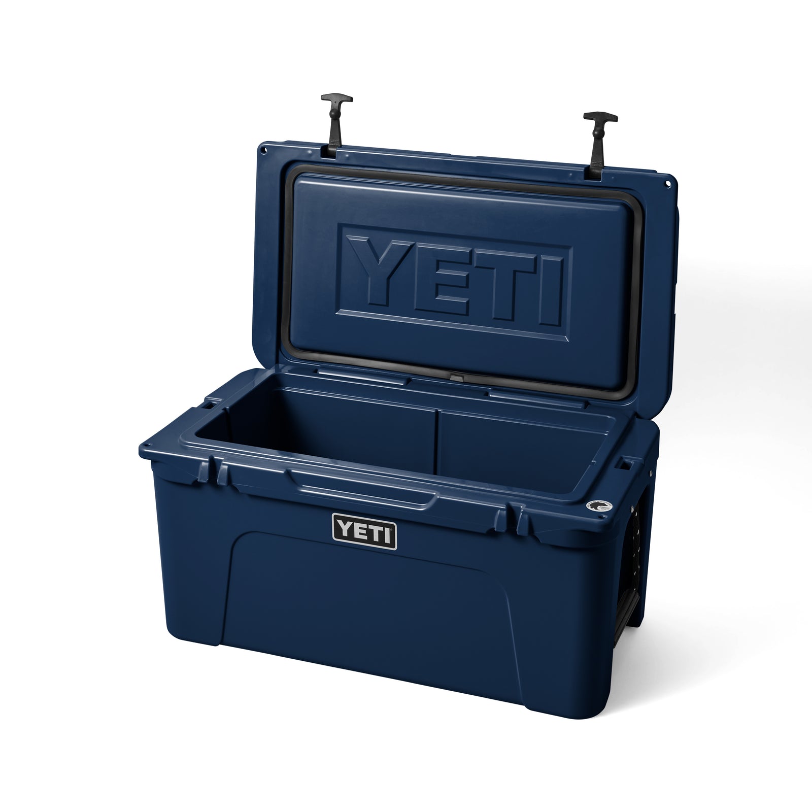 YETI® Kühlbox Tundra 65 in Navy, geöffnet mit hochgeklapptem Deckel und sichtbaren T-Griff-Verschlüssen, leer - ideal für Campingabenteuer - vor weißem Hintergrund.