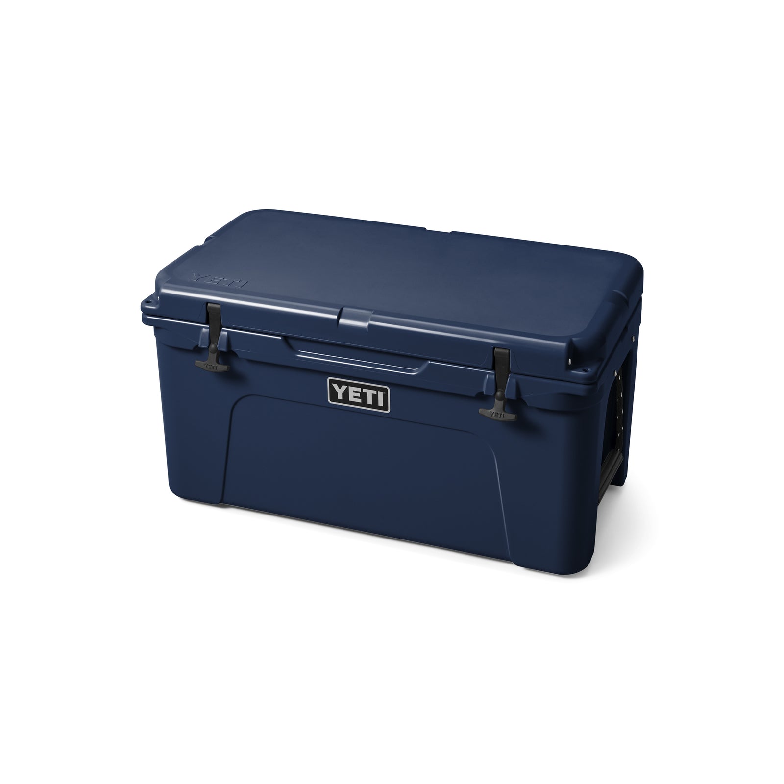 Die YETI® Kühlbox Tundra 65 in Navy verfügt über ein stabiles rechteckiges Design, verstärkte Ecken, zwei schwarze Verschlüsse, einen dicht schließenden Deckel und ein auffälliges YETI-Logo - ideal für Campingabenteuer.