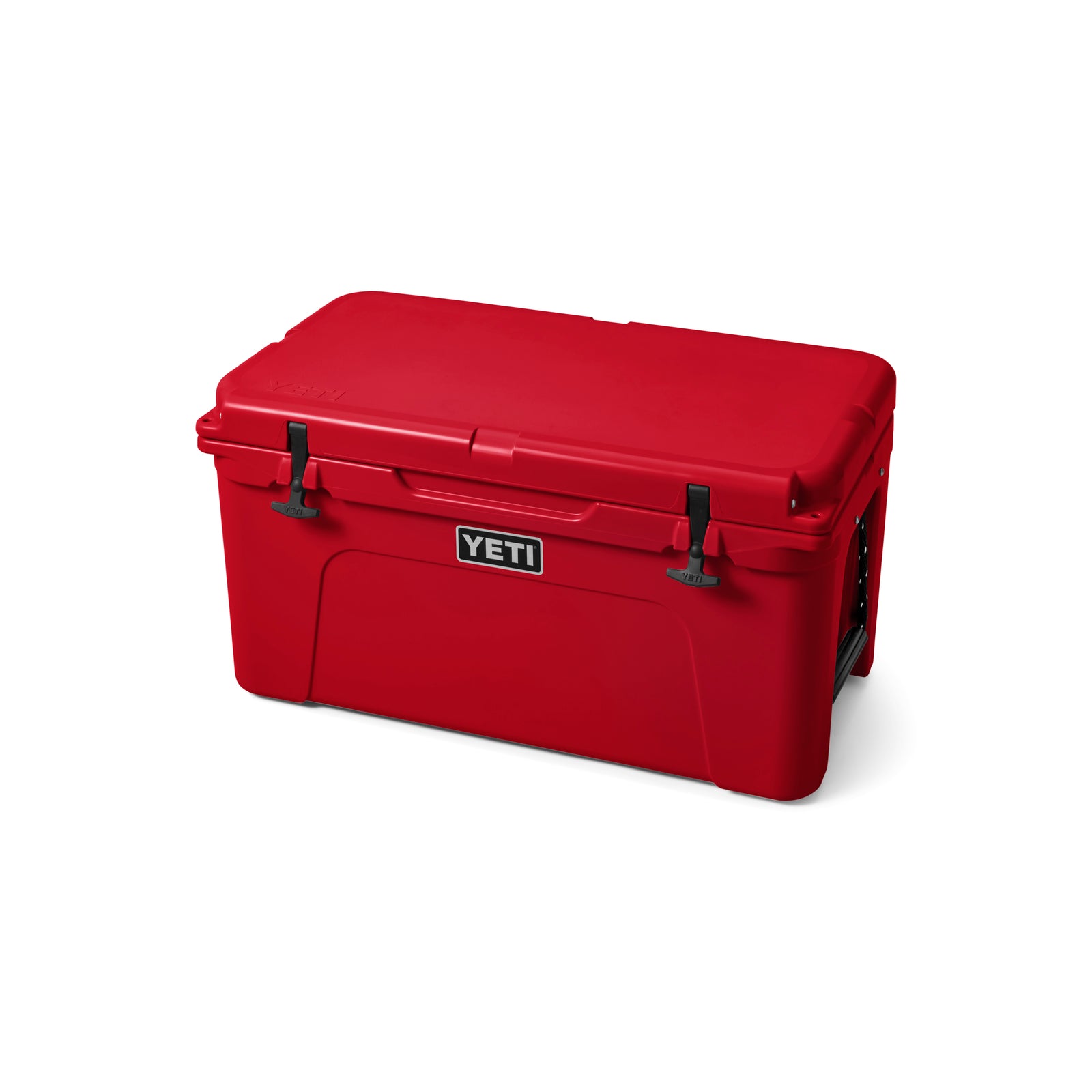 Die YETI® Kühlbox Tundra 65 - Rescue Red ist mit ihrer rechteckigen Form, den schwarzen Verschlüssen und dem weißen YETI-Logo perfekt für das Camping geeignet und wird auf einem schlichten weißen Hintergrund gezeigt.